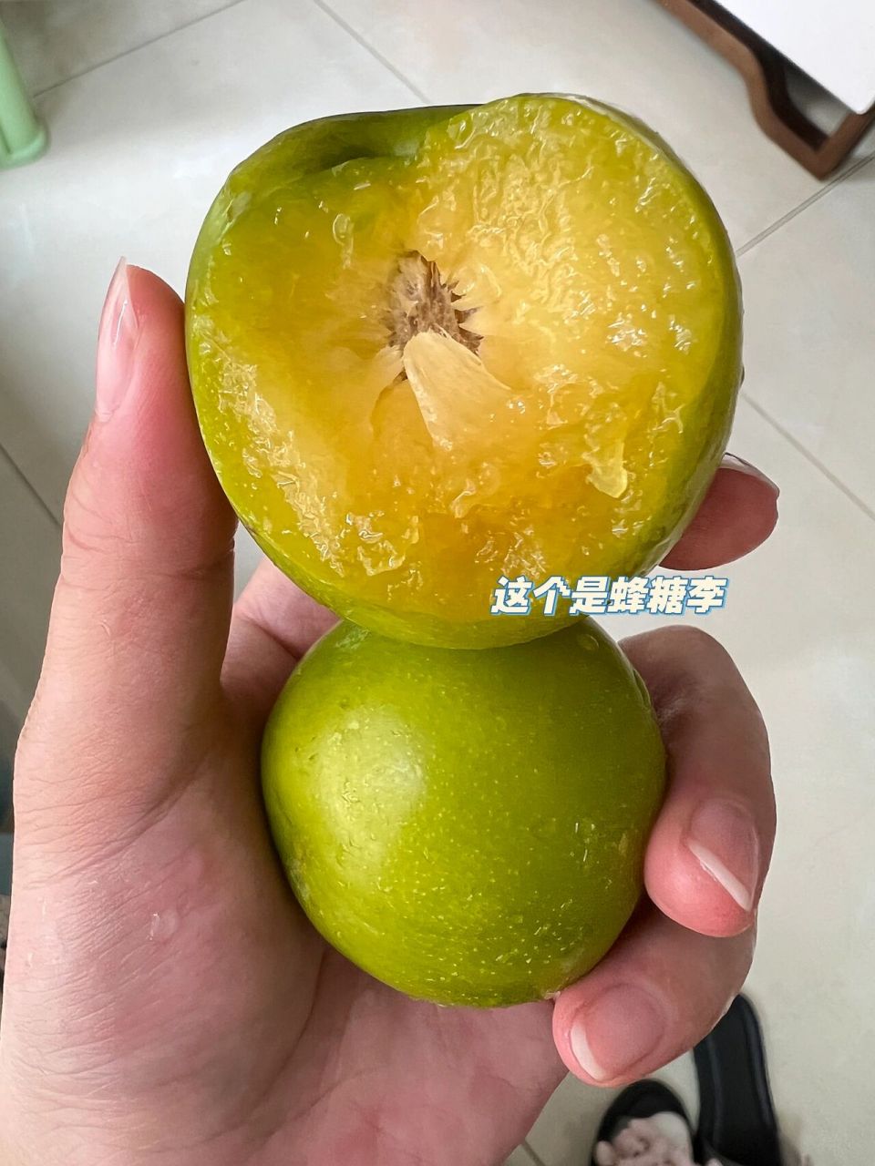 斥巨资在楼下买了两个蜂糖李来对比脆李!