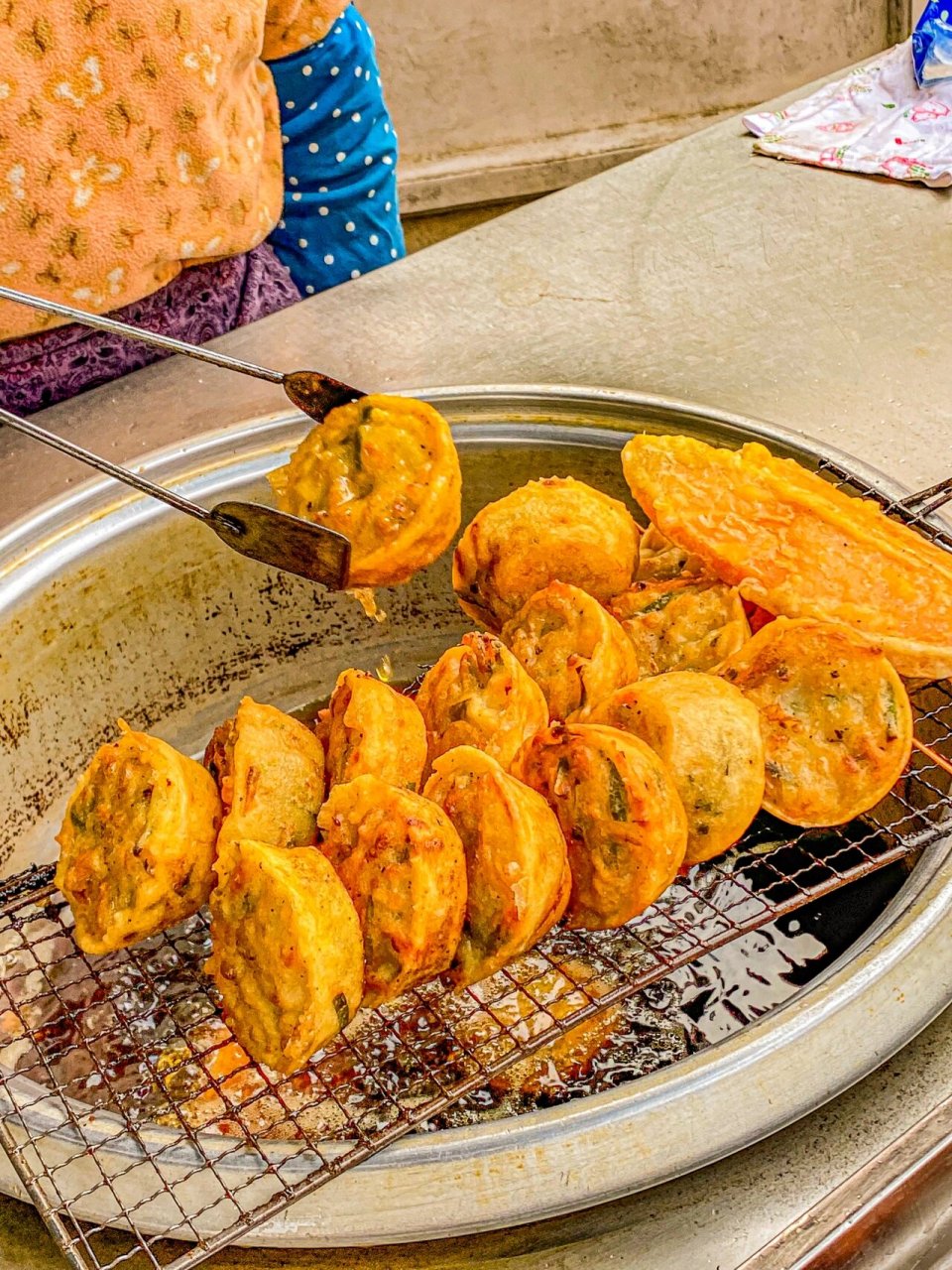 1元的快乐炸油糍 据说只有本地人才懂的小吃 小学旁边的小吃摊,永远不