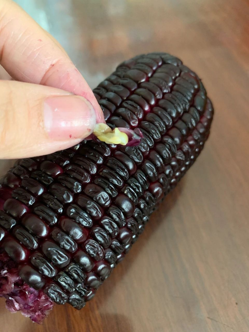 第一次吃紫玉米,煮熟剥开玉米一双手是紫色的还洗不掉,这是正常的紫