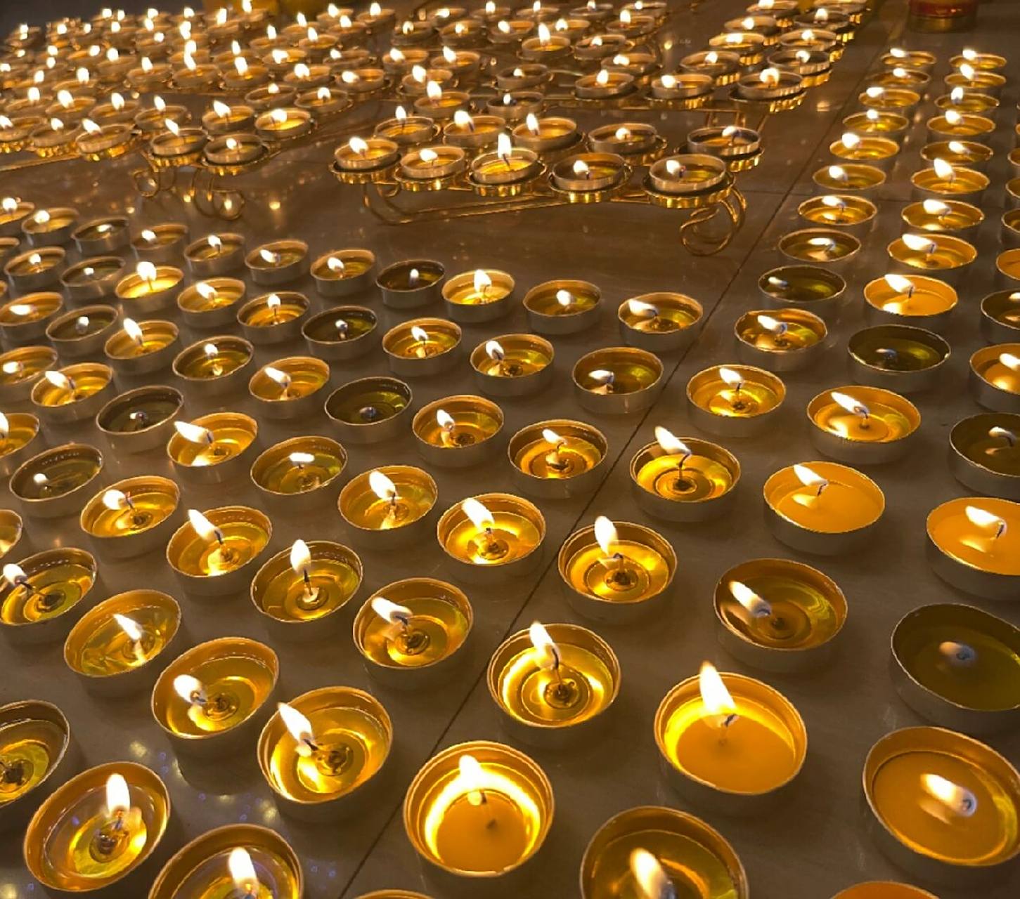 供灯祈福 正月十五元宵节,也叫上元节,是祈求福报的最佳好日子 燃起佛