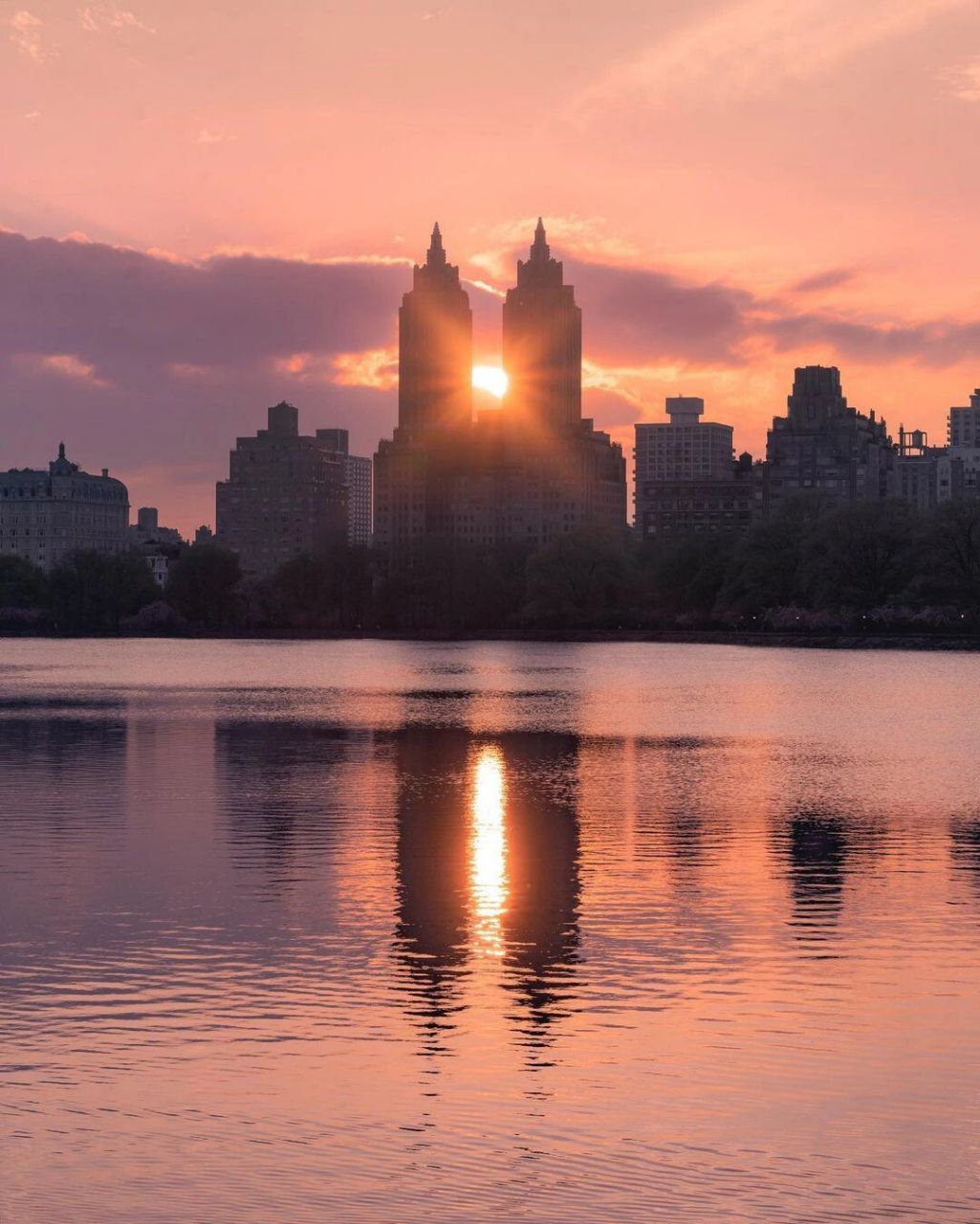 manhattan‖曼哈顿的太阳永不坠落 99曼哈顿悬日"是纽约市标志性的