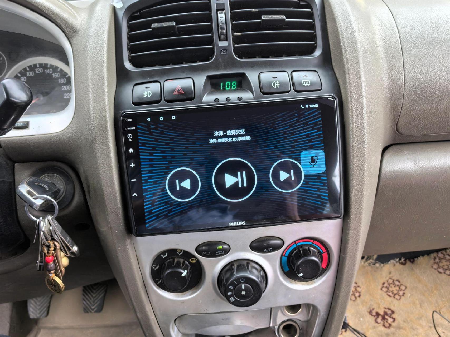陪伴了客户十多年车,华泰圣达菲升级飞利浦安卓大屏 超薄座椅低音炮