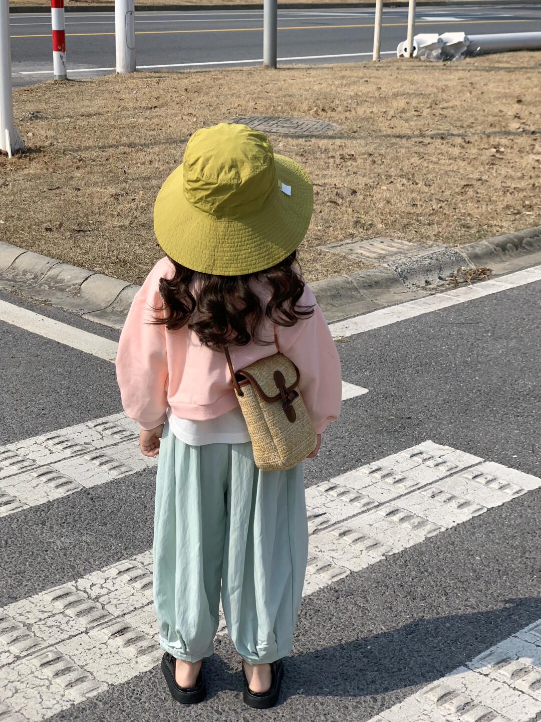 路边看到一个小女孩背影