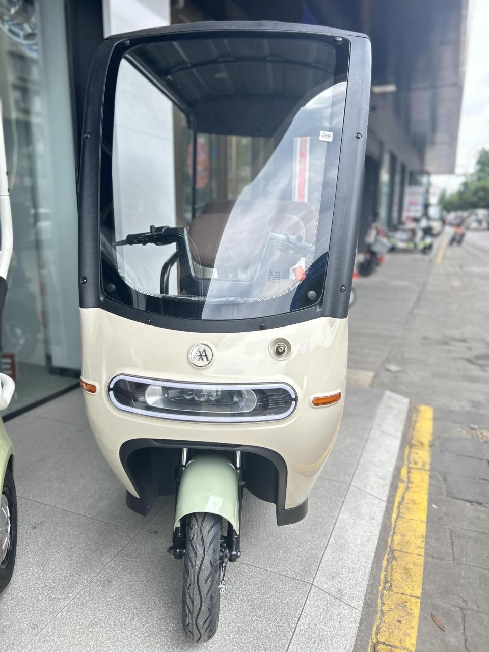 爱玛乐维大空间双排三轮.约大气的外观设计,注重乘坐空间的舒适性.