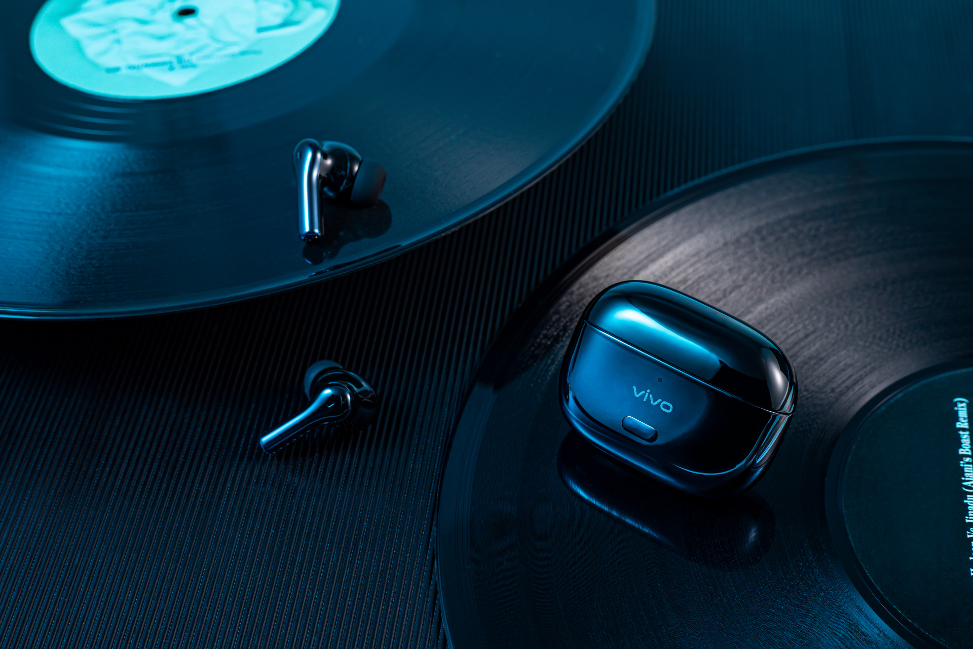 好音质,安静听,vivo tws 2 真无线降噪耳机,售价 499 元;好音质,长