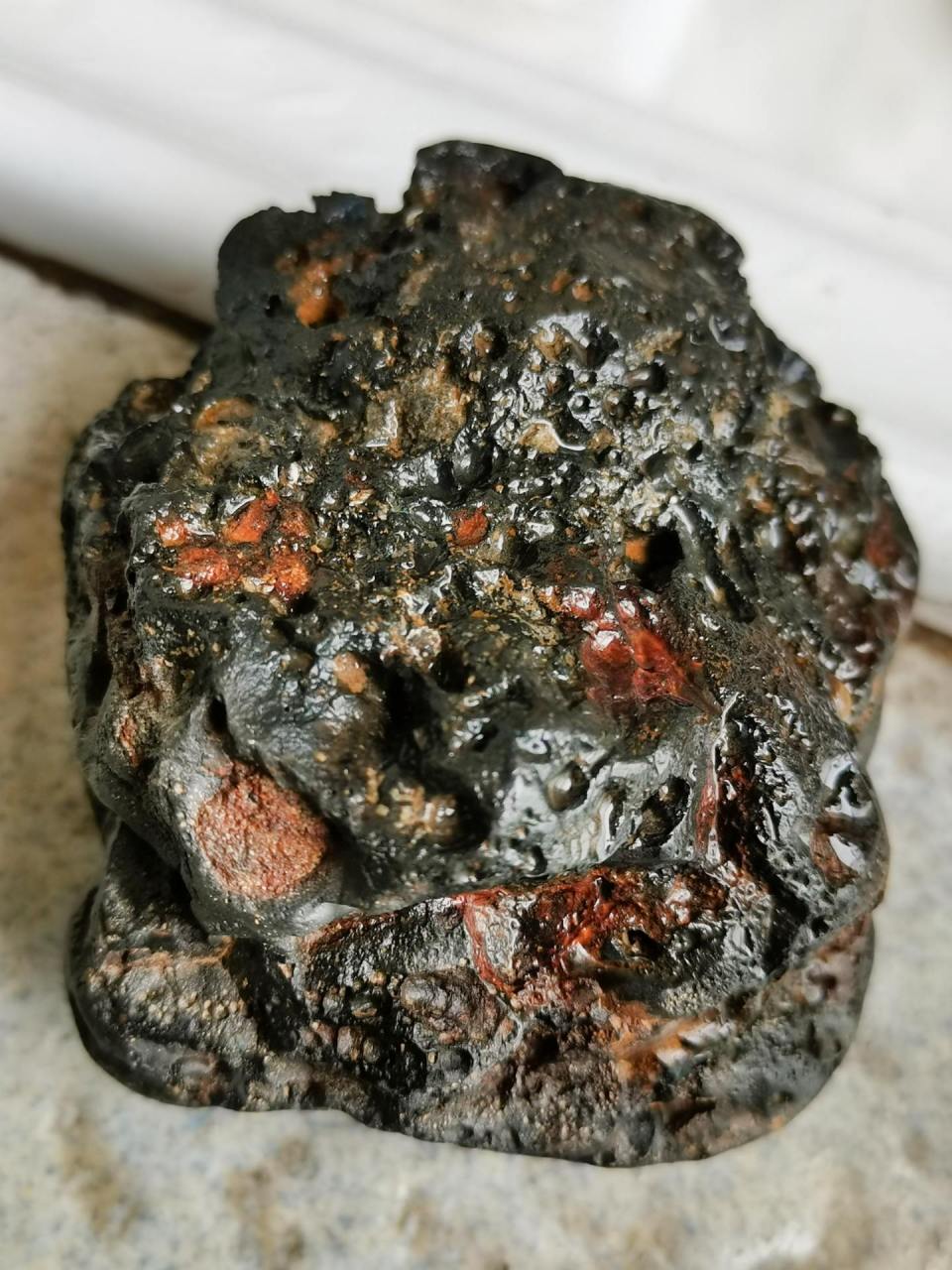 一枚非常珍稀的带磁性之玻璃陨石原石,重约473.5克,初步估价2.