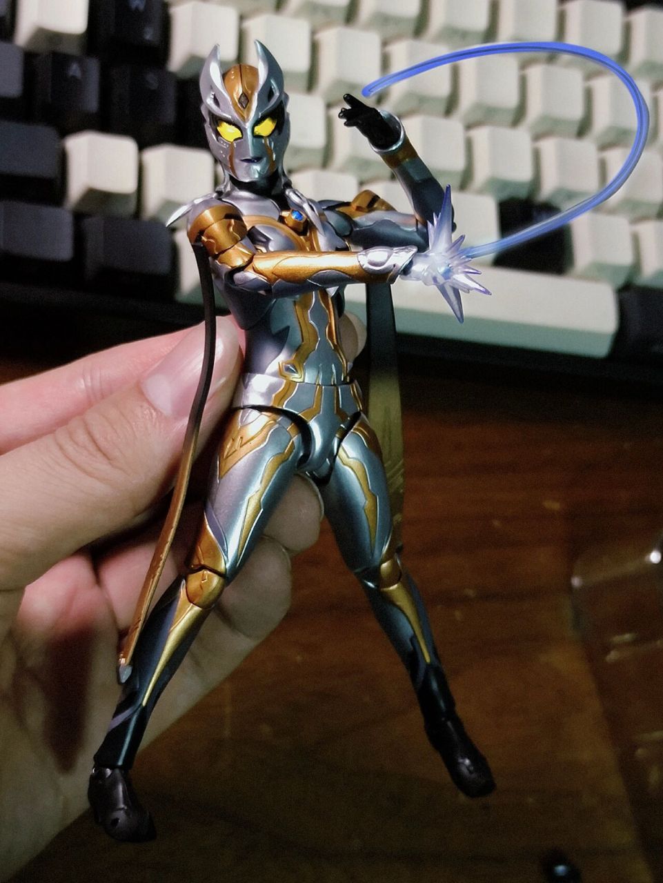 卡露蜜拉shf 妖丽战士卡露蜜拉,是登场于《特利迦奥特曼》三千万年前