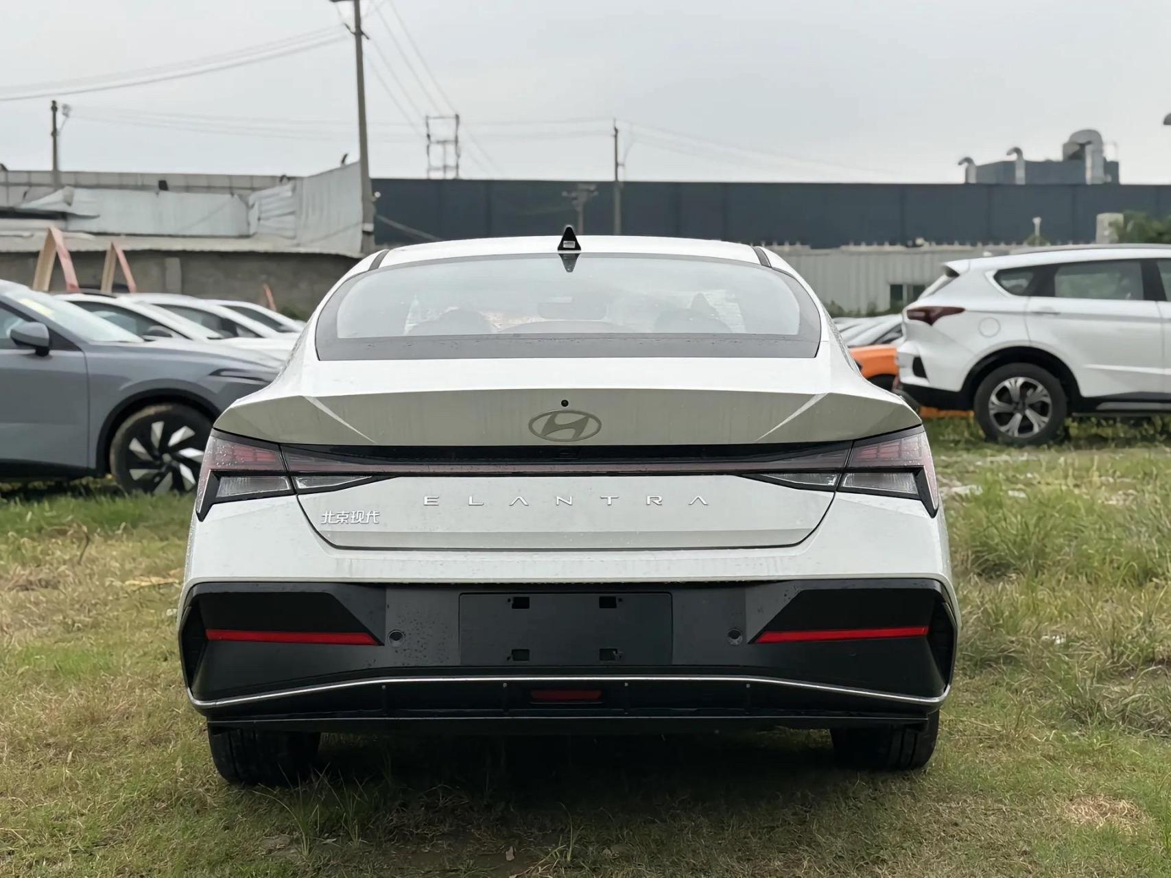 5i自动挡,指导价99800,多功能方向盘,cvt无级变速,自动驻车,倒车影像