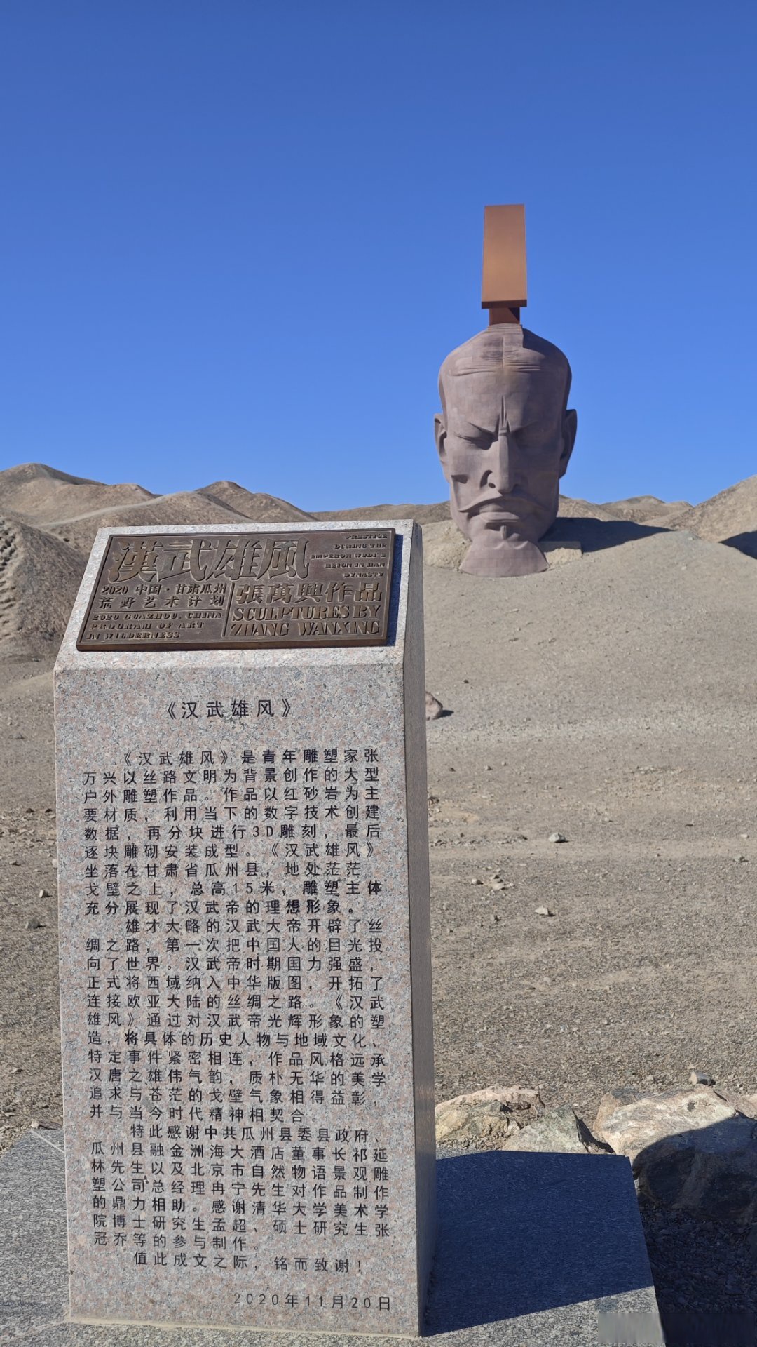 我喜欢走在这样的路上 光是夕阳下的余晖 两旁的稻