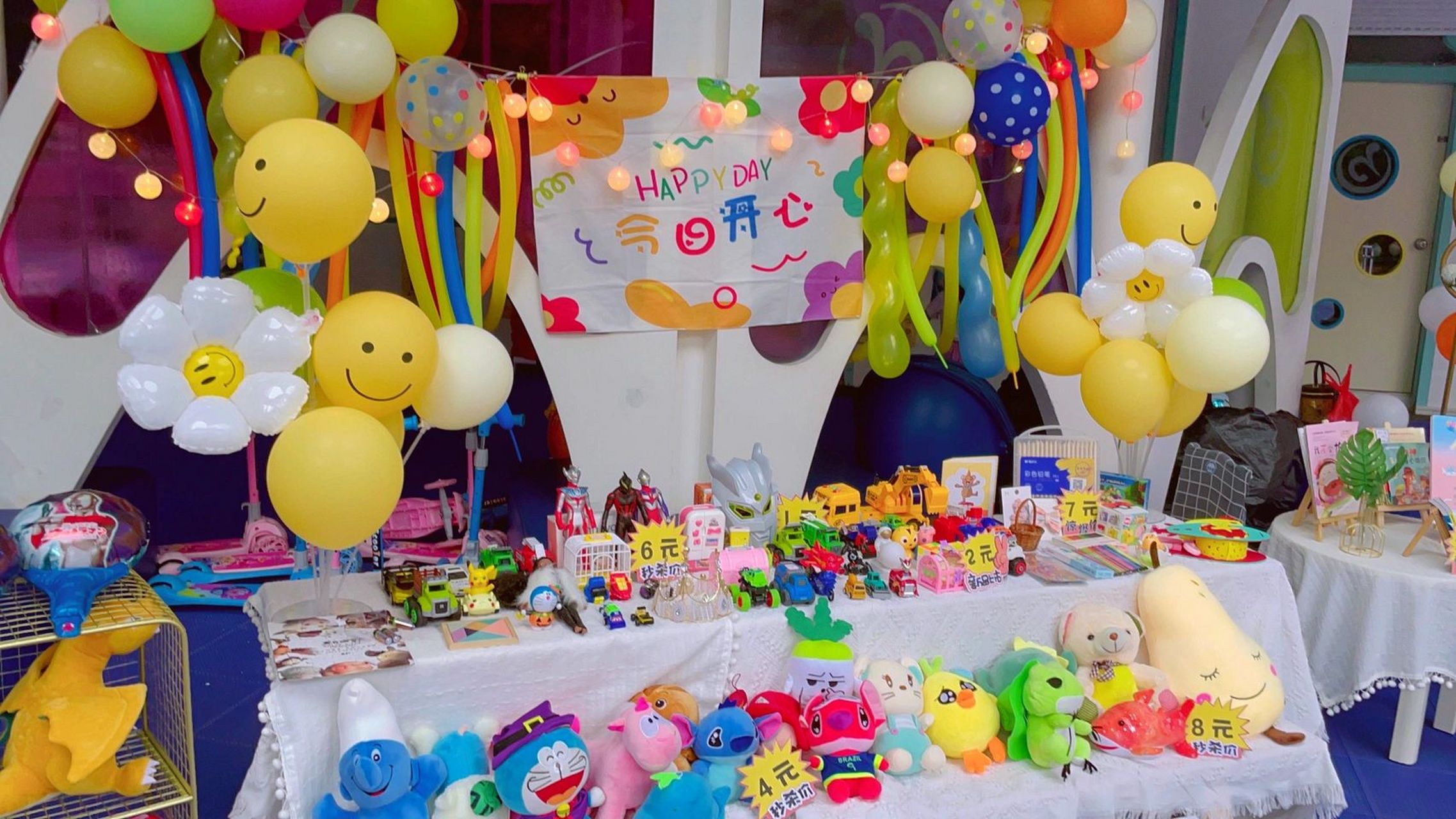 六一儿童节活动 义卖摆摊 小朋友带来自己闲置的玩具和饰品 书本之类