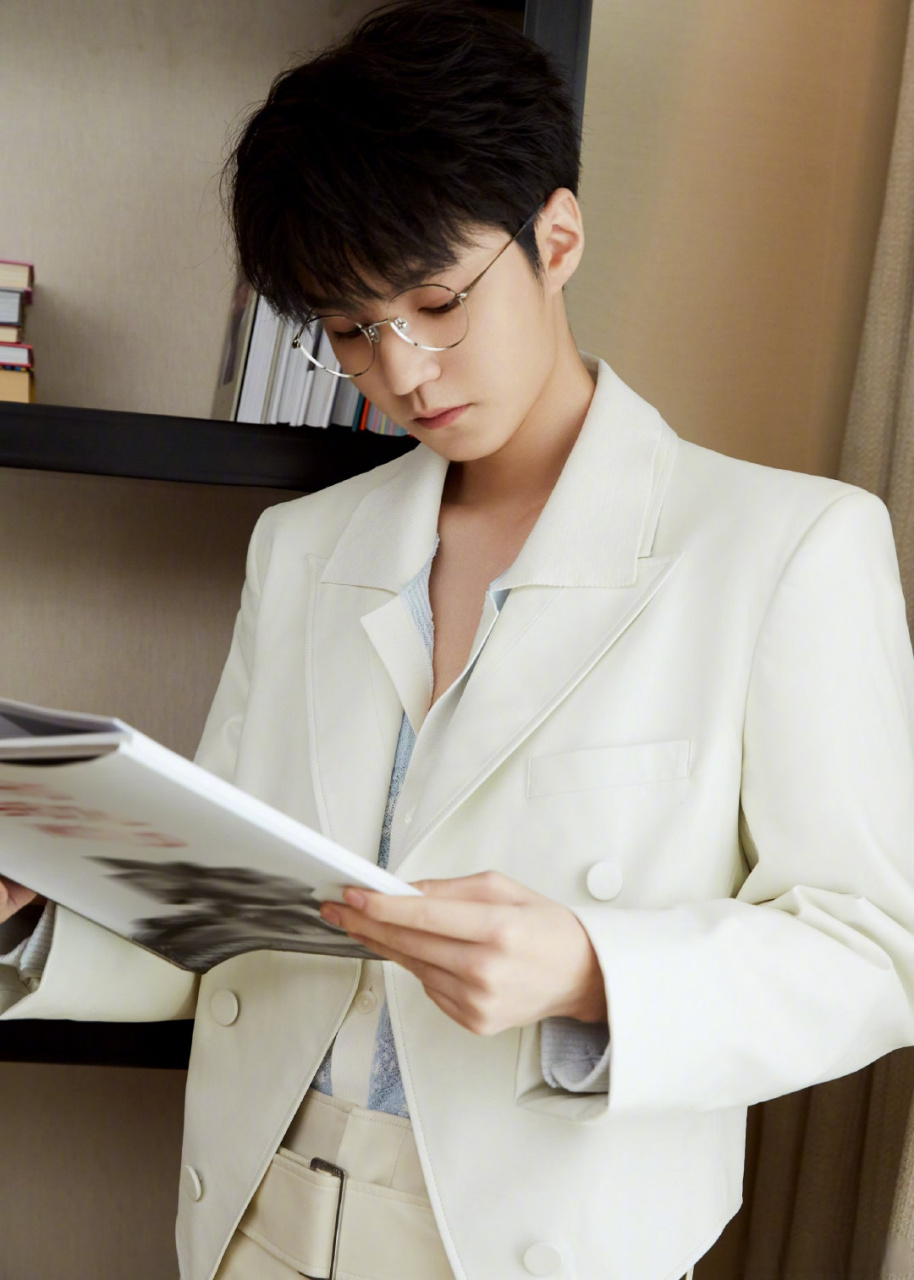 王俊凯 这金丝边眼镜真的可以考虑半永久了!