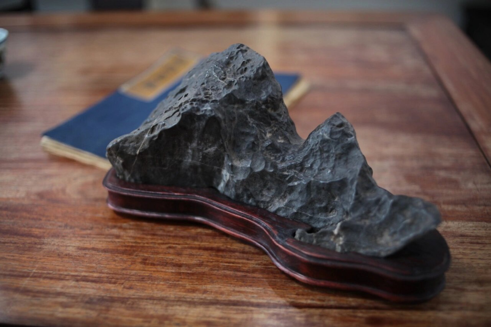 广东英石 老英山 类型:英石案头山子 宽厚高:26x11x13厘米(含底座)