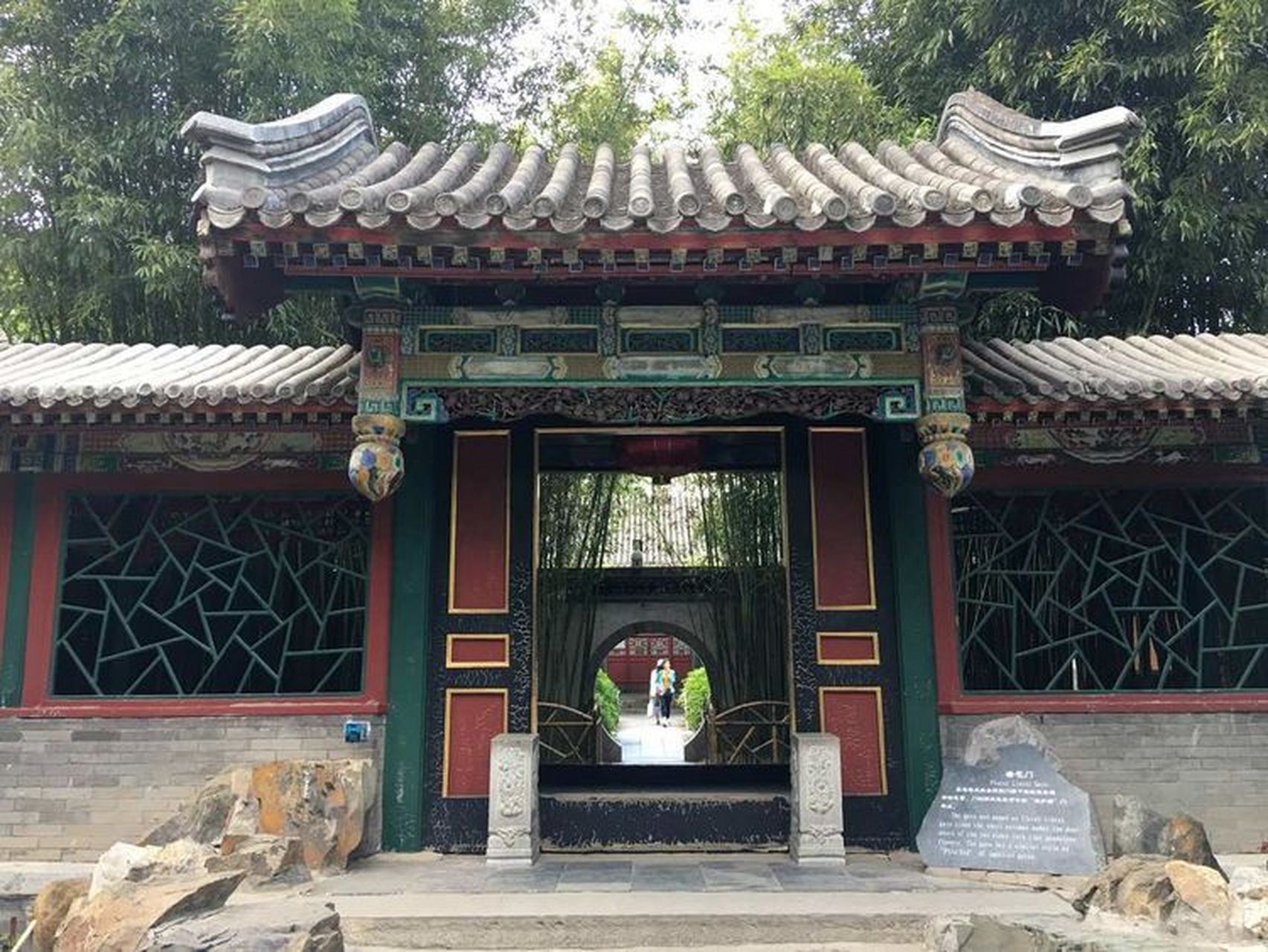 垂花门算是许多景点里最为常见的一种门了,顾名思义,垂花门就是带有