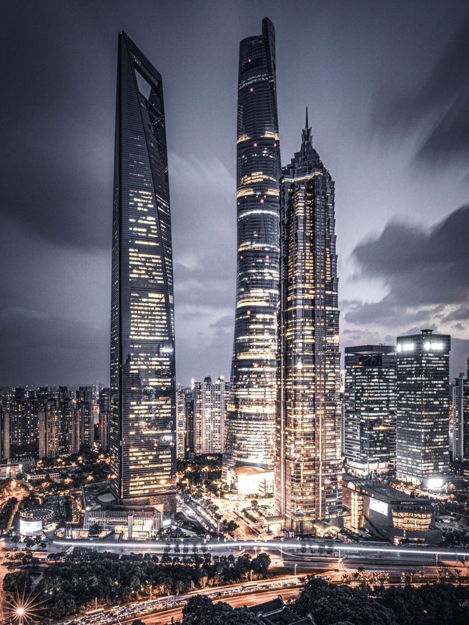 这张照片拍摄于2019年夏天,那时我刚刚开始在上海爬楼,最喜欢拍摄的