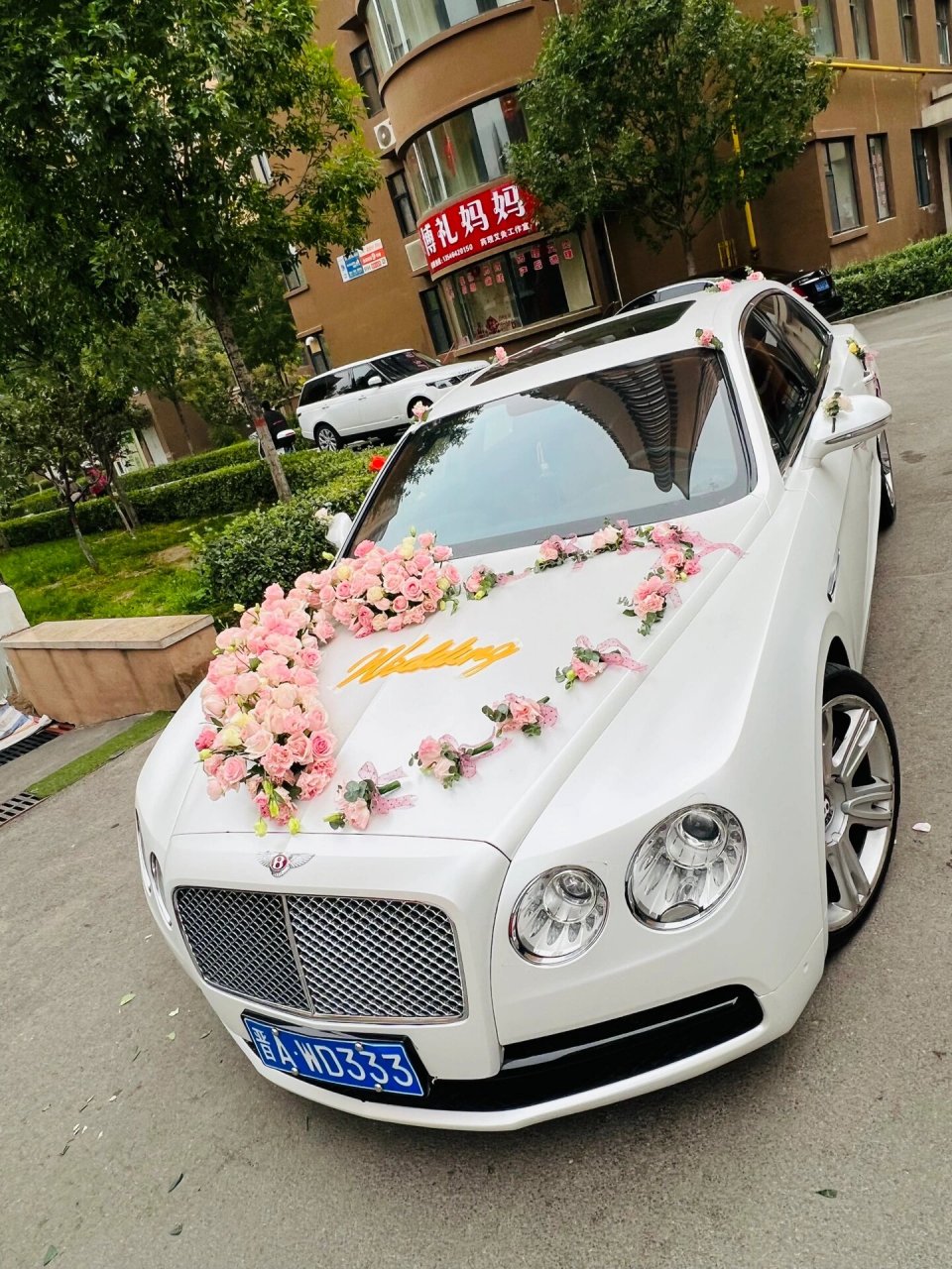 快来看 安利一波 超级好看的鲜花装饰婚车,桃心心形浪漫色调超级好看