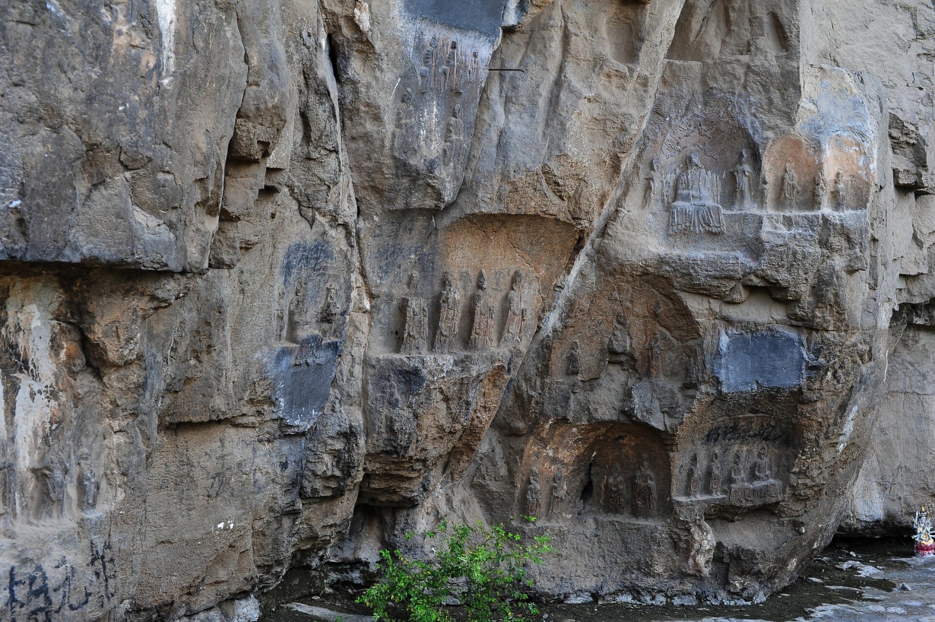 黄石崖佛教摩崖石刻造像群 在济南千佛山之南,佛慧山之西,有一座海拔