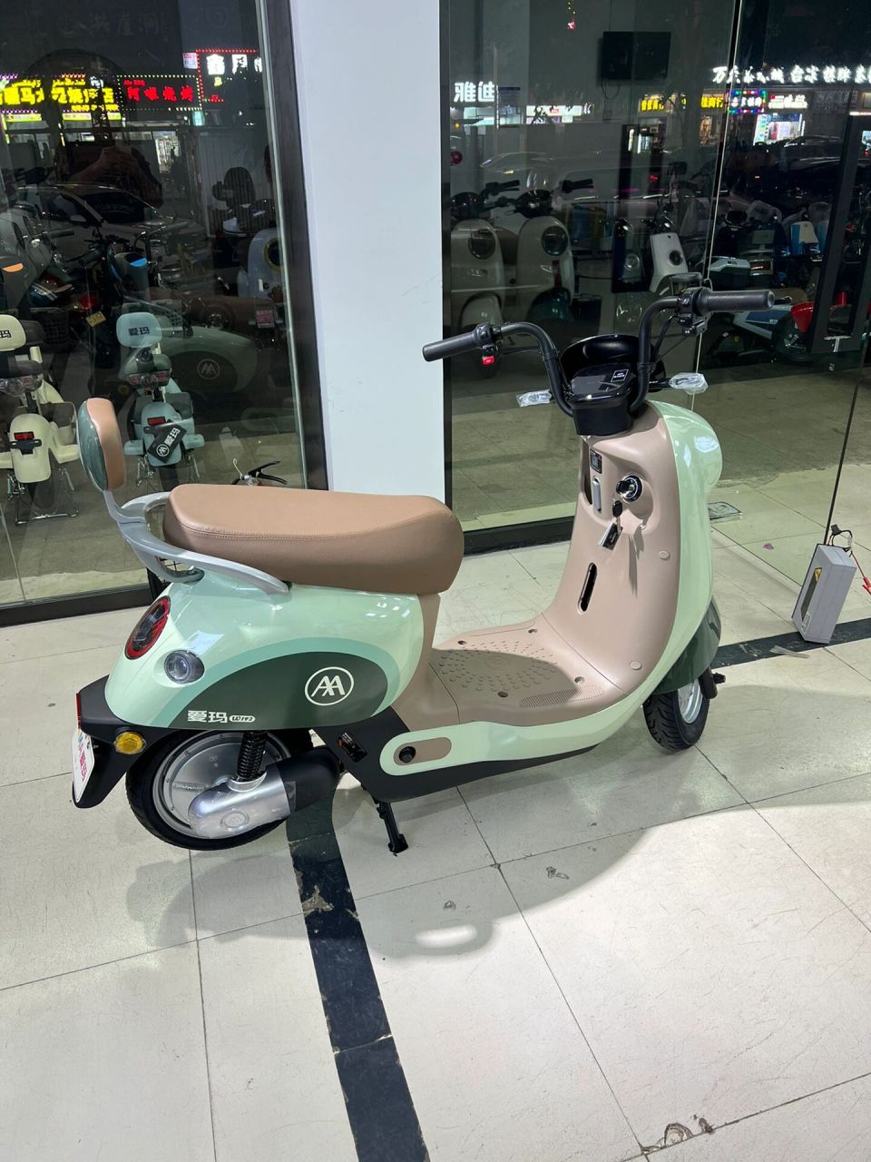 爱玛露娜w19201新颜色到货369990欢迎骚扰08 露娜w192是电自 在