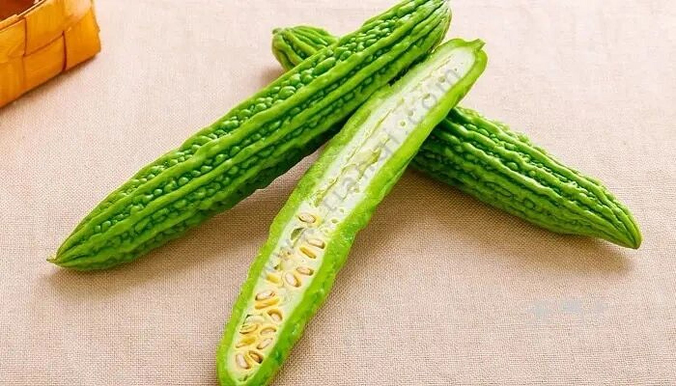 苦瓜的功效与作用 功效与作用 降低血糖,促进食欲,美容 苦瓜为葫芦科