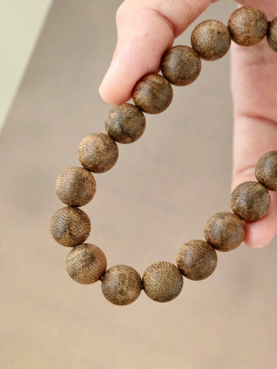 马来沉香"10mm手串" 油脂自然分布,生闻香气清幽细甜,品之韵味舒适沁