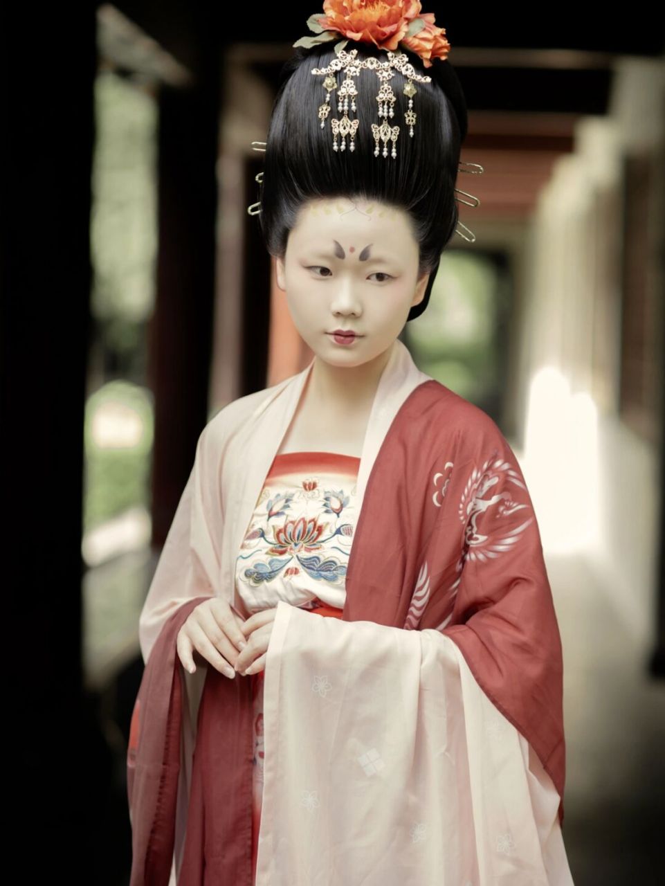 《南唐旧梦》簪花仕女图为本 巍峨的高髻,半罩半露的透明织衫 丰腴而