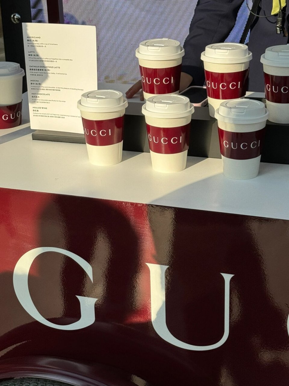 成都gucci太古里店刚刚重装了3d屏幕 现在又弄了一个咖啡车在门口