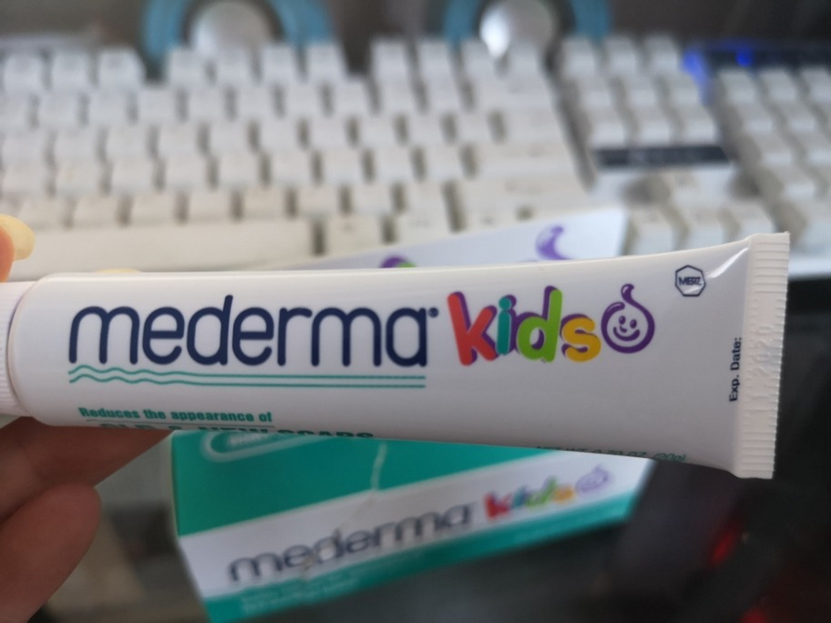 闺女前几天在幼儿园被划伤了一道小口子,女孩子脸蛋有了疤痕肯定就不