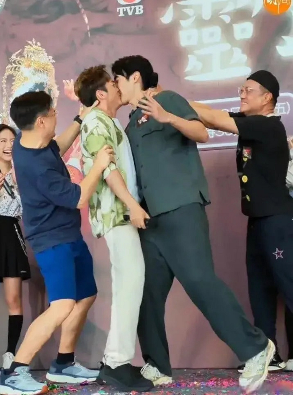 tvb为了宣传新剧,两个男演员在发布会上直接嘴对嘴亲,好拼啊