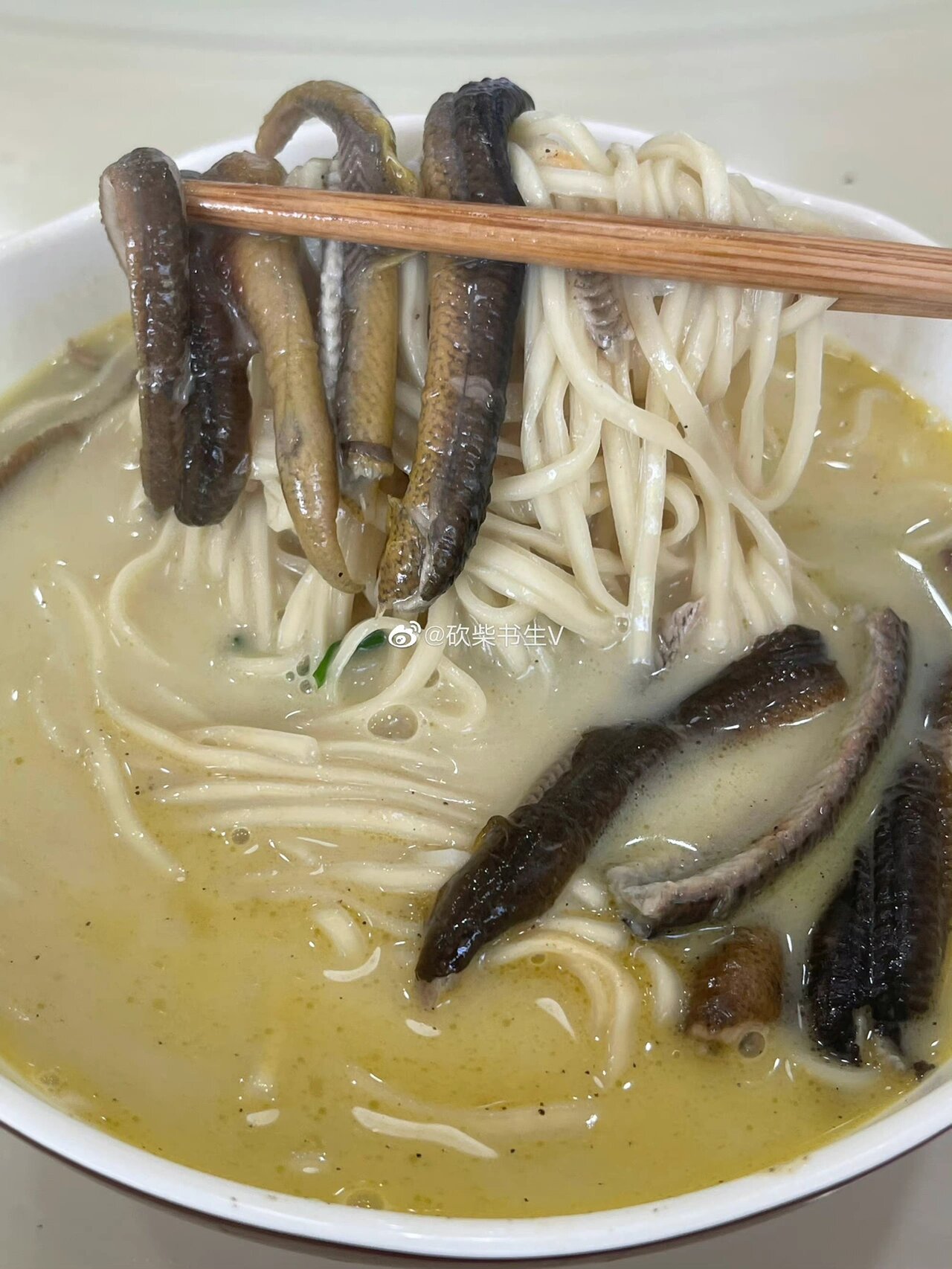 鱼汤面撒了胡椒粉去腥增香,喝一口浓白泛黄的鱼汤,极其浓郁,几乎秒杀