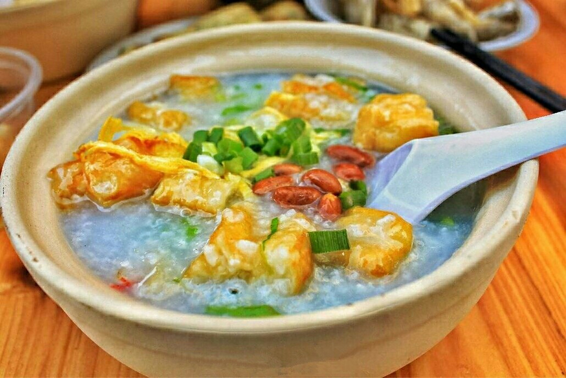 广州美食之艇仔粥 艇仔粥是广东省广州市的一道传统小吃,属于粤菜系