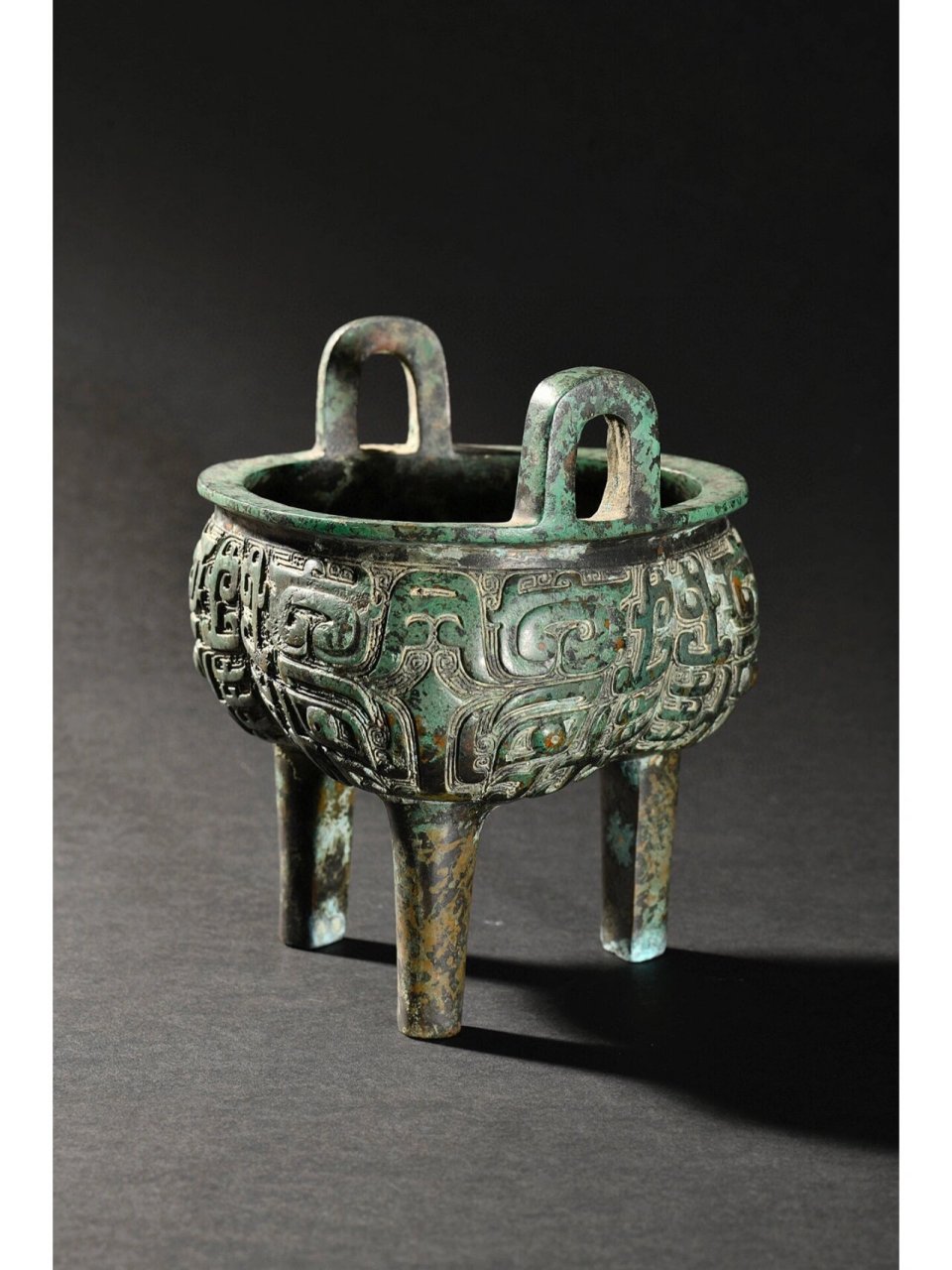 汉代 青铜器三足鼎 汉代 青铜器三足鼎 尺寸:高18.6宽15.5cm重1892克