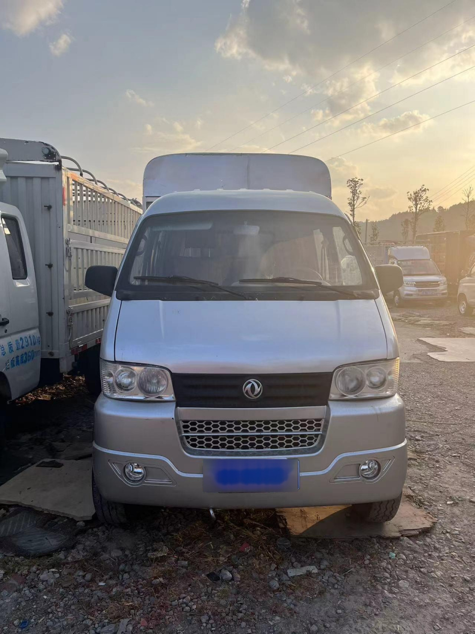 最新到店底上牌东风小霸王汽油小货车,双排五座客货两用,货箱长2米5