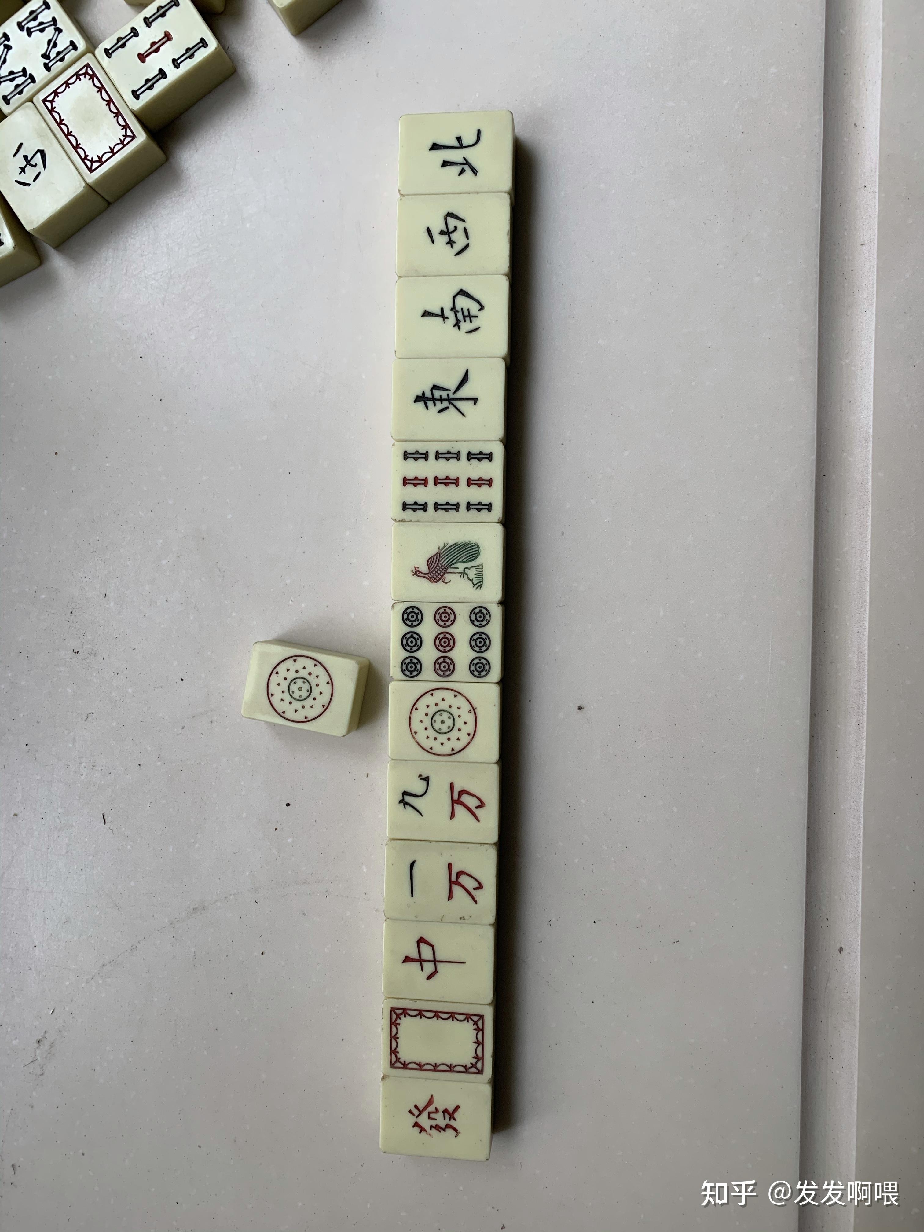 为什么麻将里一筒的圆环上写的是日文内容是什么呢