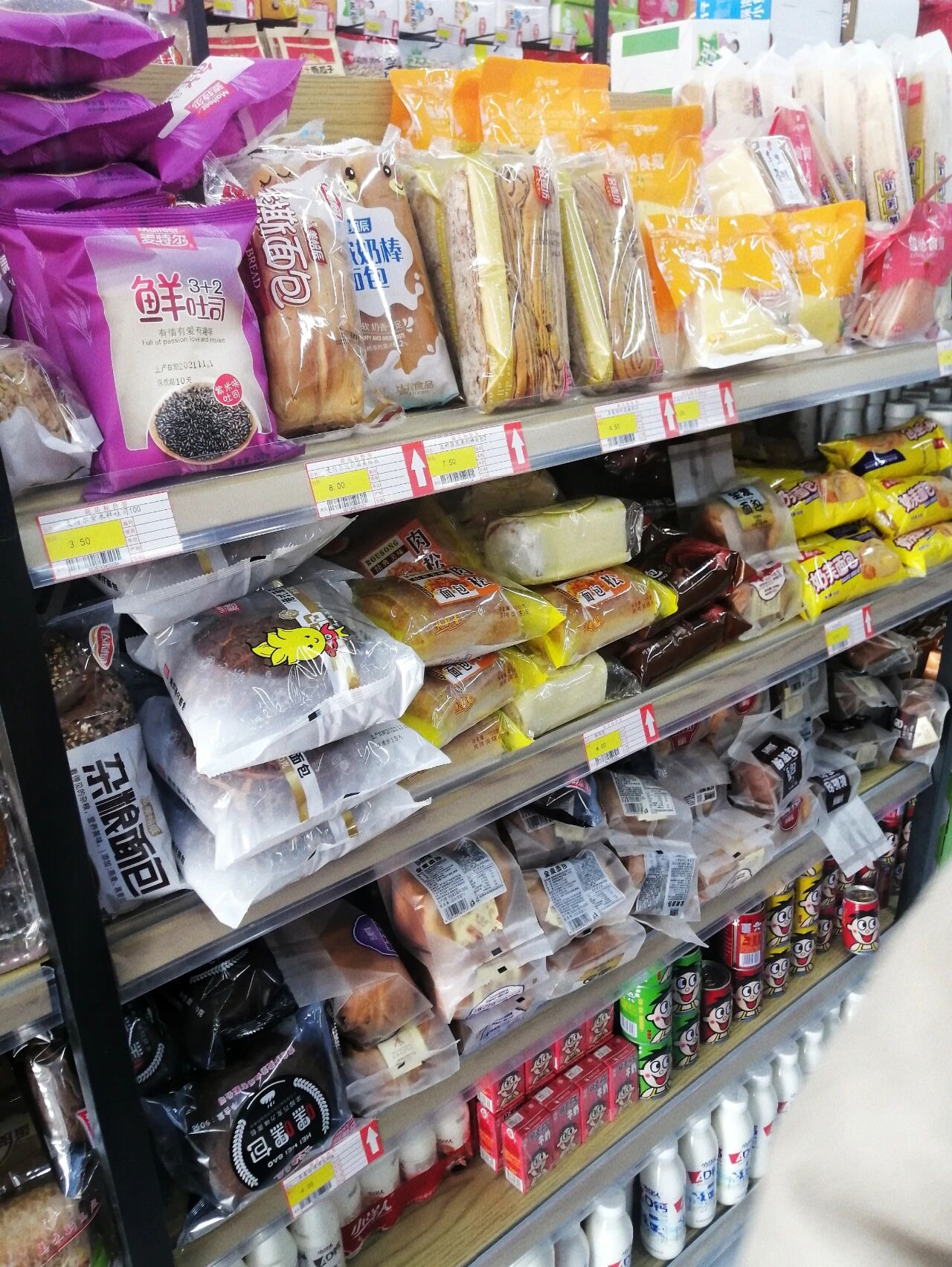 学校新超市面包 饼干