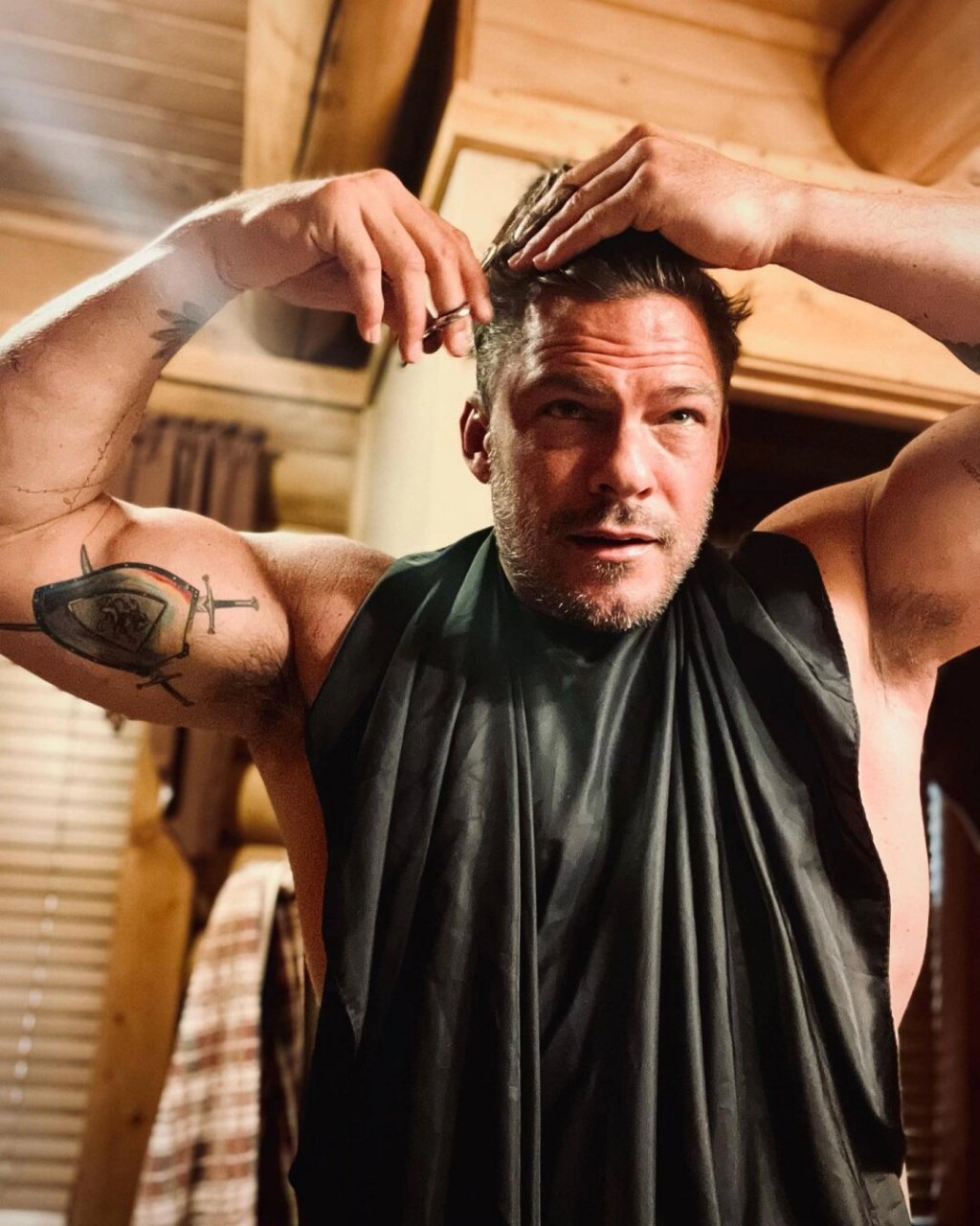 阿兰里奇森alan ritchson在好莱坞浮沉多年,终于凭着侠探杰克reacher