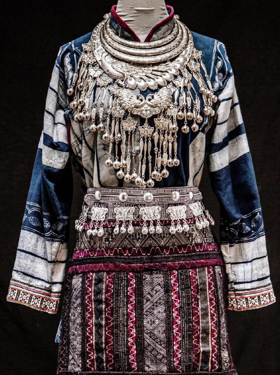 非遗文化|苗族服饰 苗族服饰以夺目的色彩,繁复的装饰和耐人寻味的