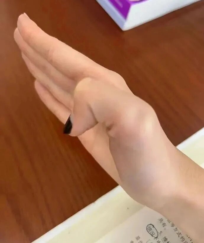 都给我进来学 这是sb的手语,学会了吵架就可以不用动嘴,直接伸伸手指