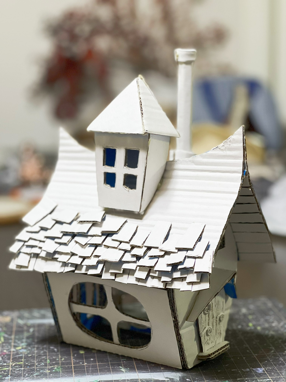 圣诞手工|变废为宝,旧纸箱变身魔法小屋 准备材料: 废旧纸箱,热熔胶