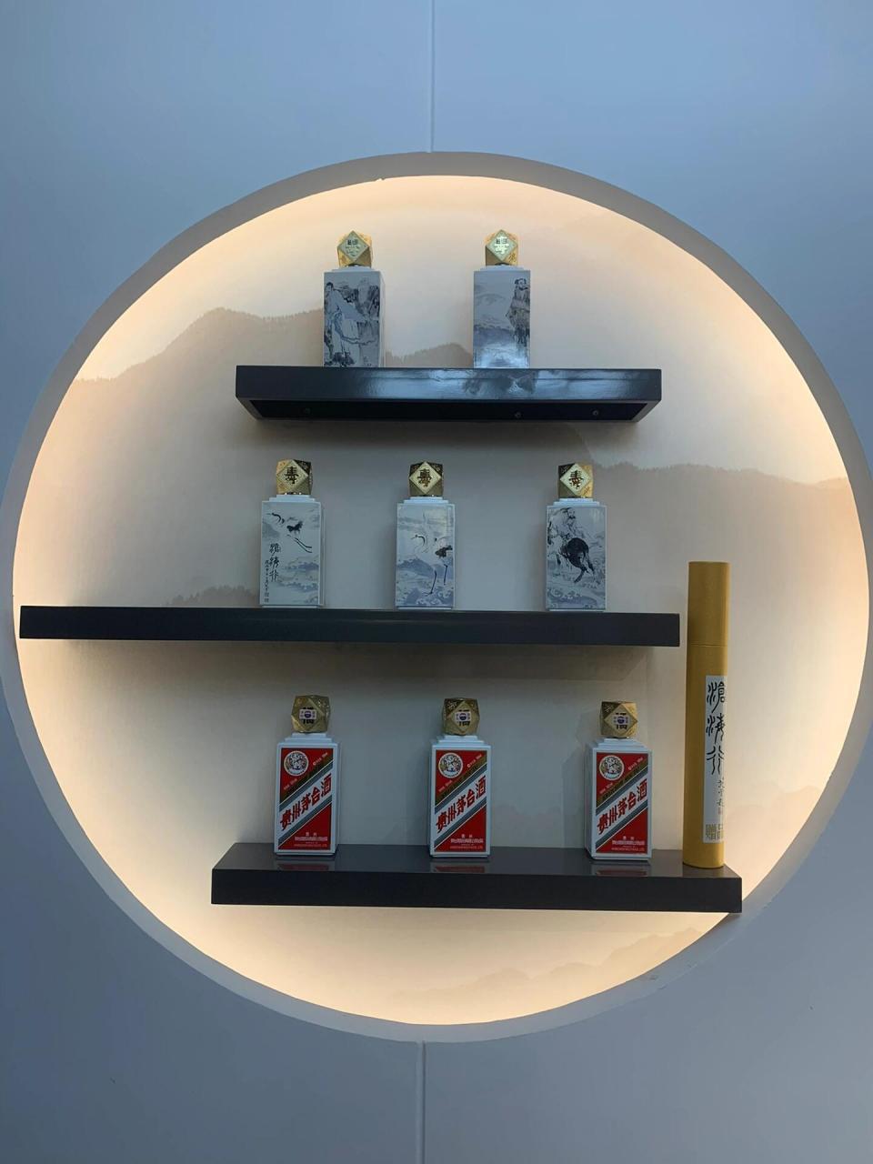 贵州茅台酒(八仙过海) 此款为范曾大师八十寿辰纪念酒之八仙过海.