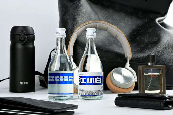 江小白青春版150ml的精致小圆瓶