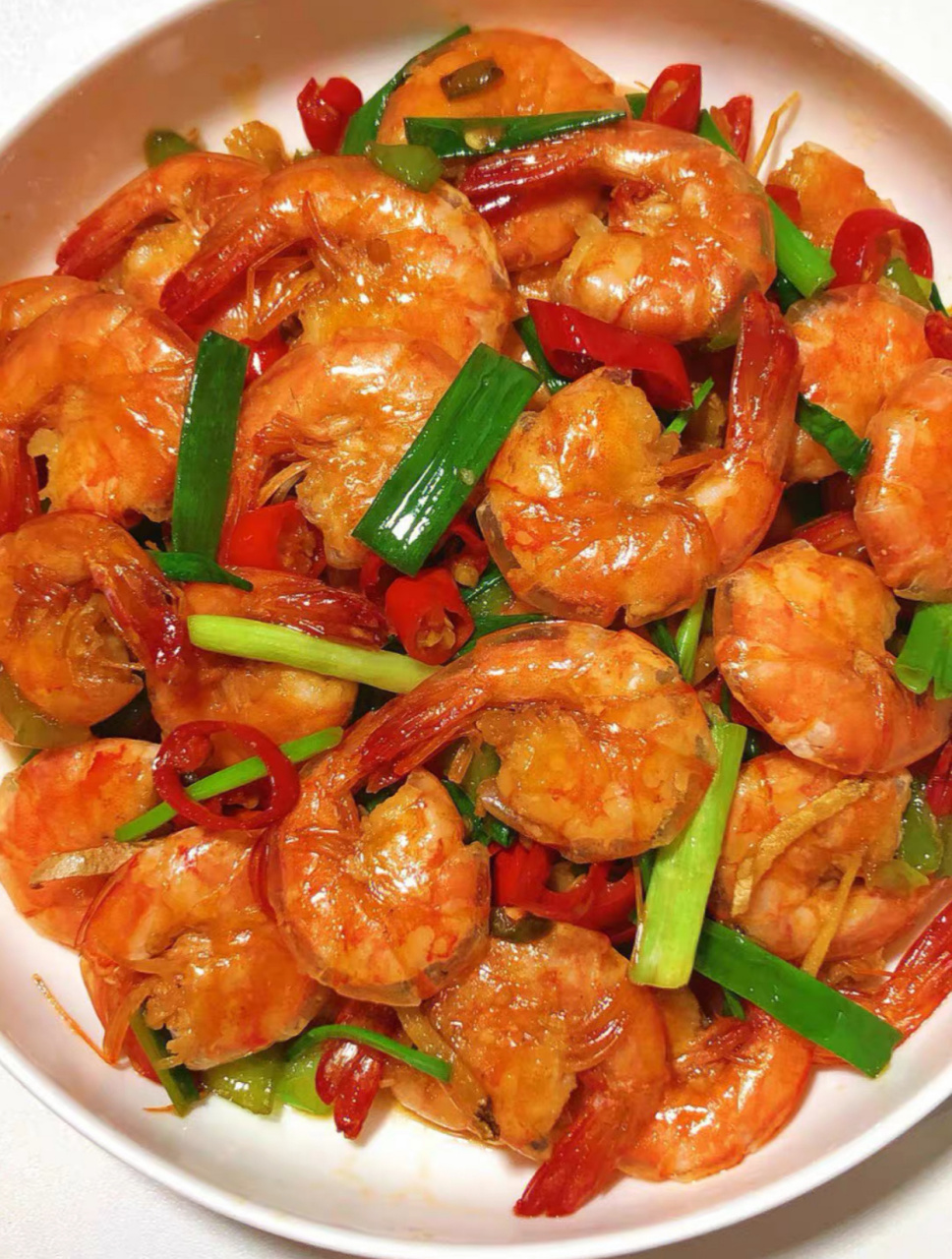 食材准备: 基围虾1斤,青椒2个,红椒2个,姜一块,大蒜3瓣,葱2根 虾去头