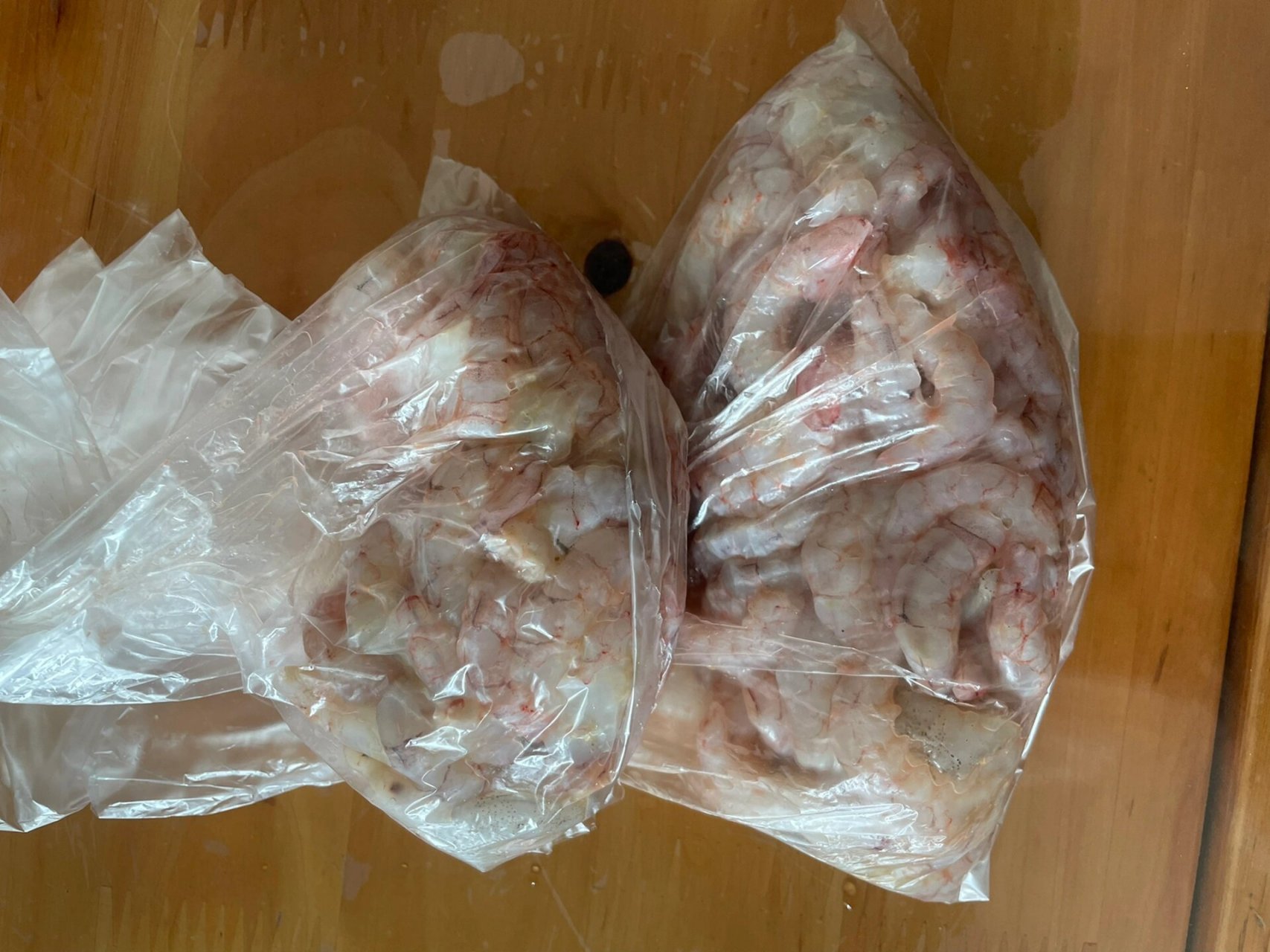 厉虾剥虾仁 蛎虾学名鹰抓虾,别看它个头小,它可是纯粹的海捕虾,目前没