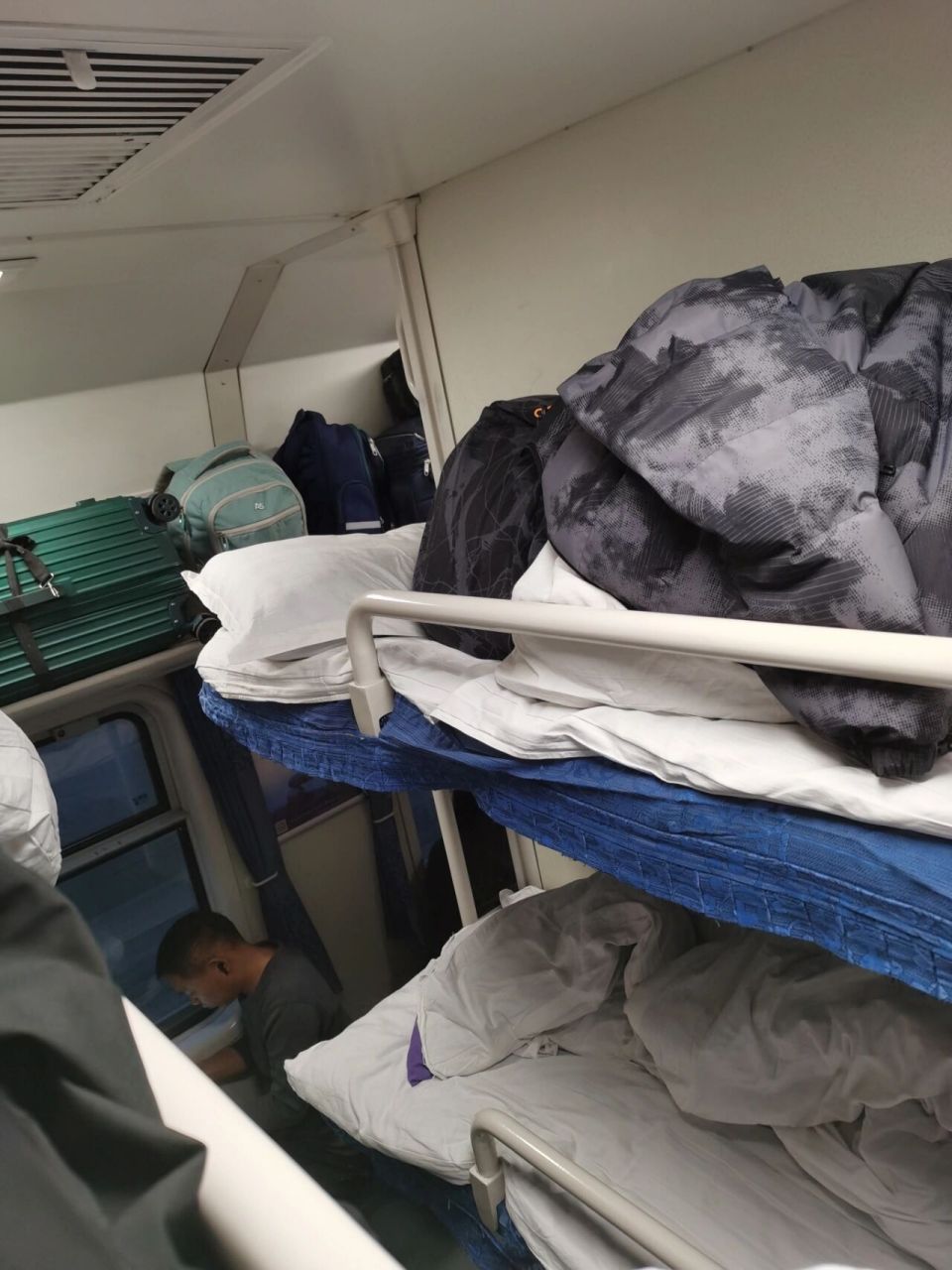 坐火车硬卧上铺是啥感受 第一晚辗转反侧,幅度不敢太大,怕掉下去,难受