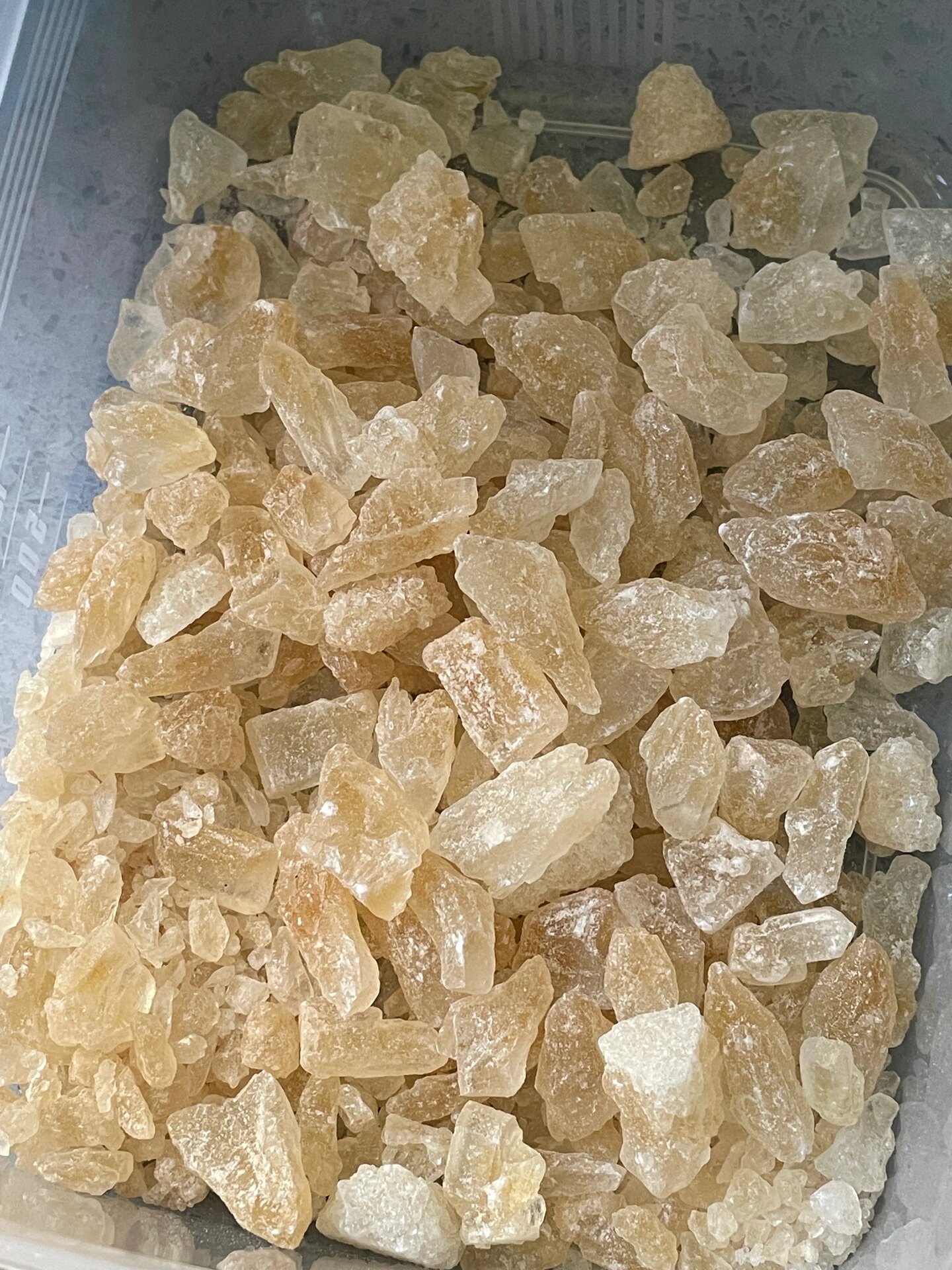快来看看顶级黄玛瑙原石大小都有 哈哈,是不是挺像的