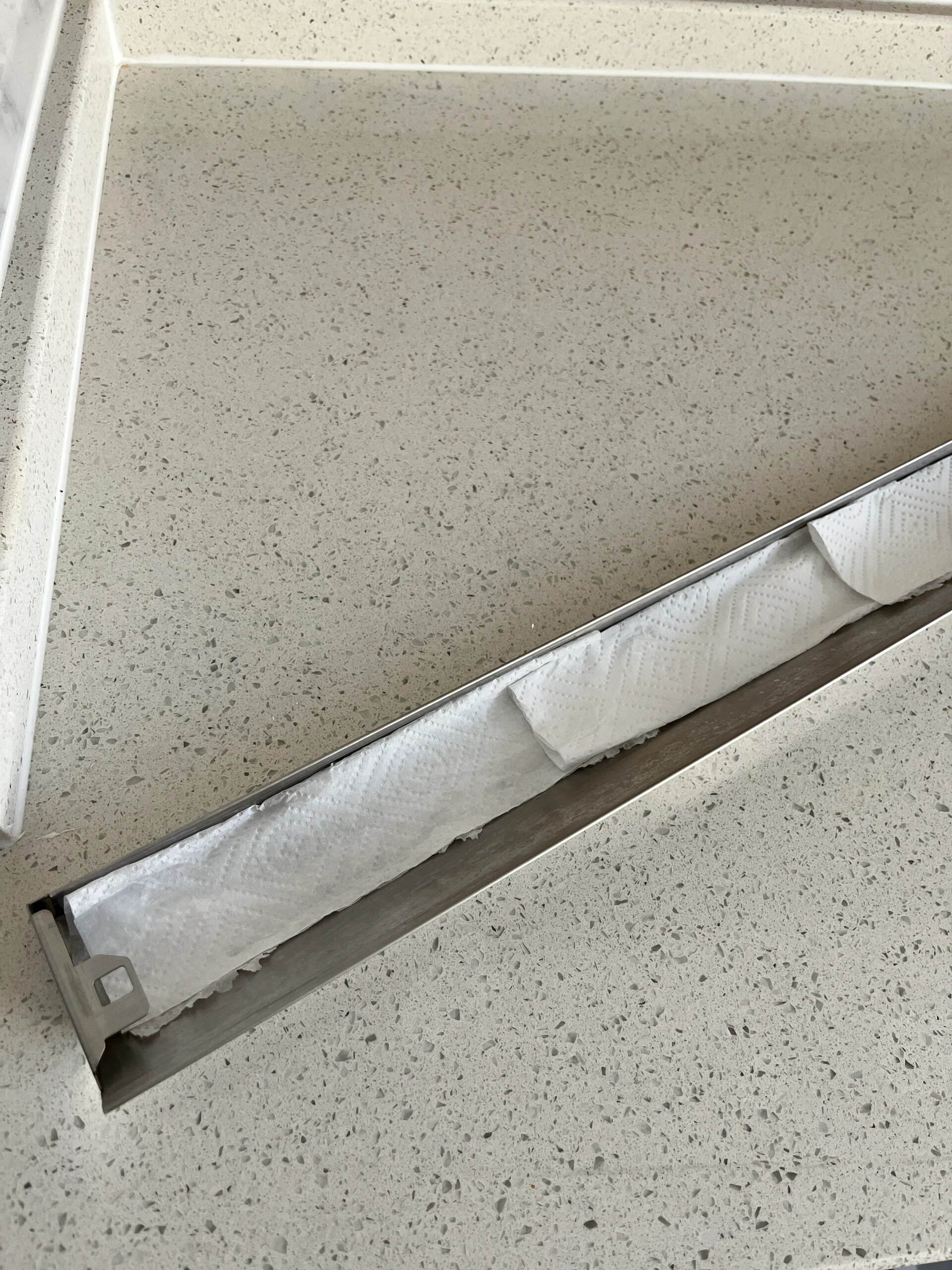 上一个油烟机是集成灶,油盒很大,而且在灶台底部,没有外露接触明火