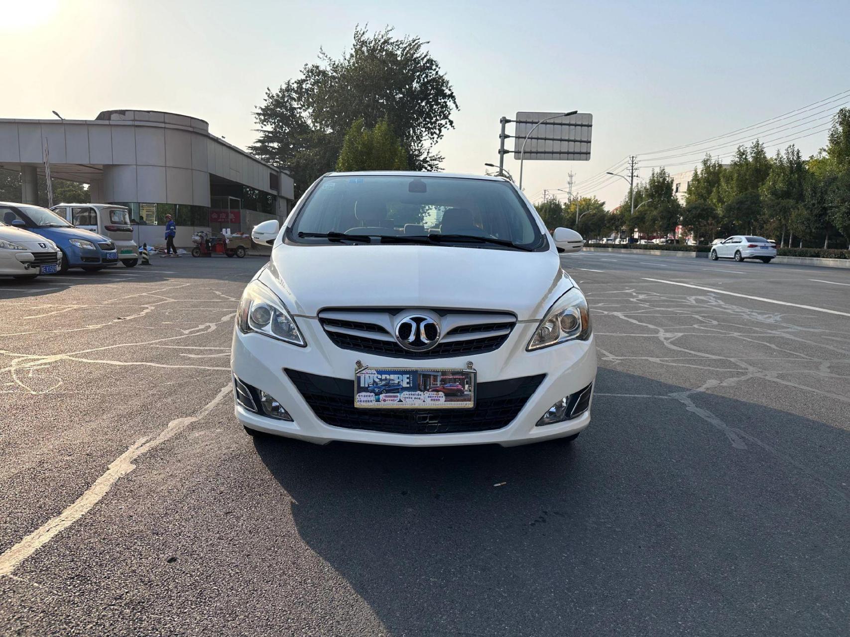 16年北汽e150,两厢小车,有空调有暖风,整车原版,保险审车到明年月,4条