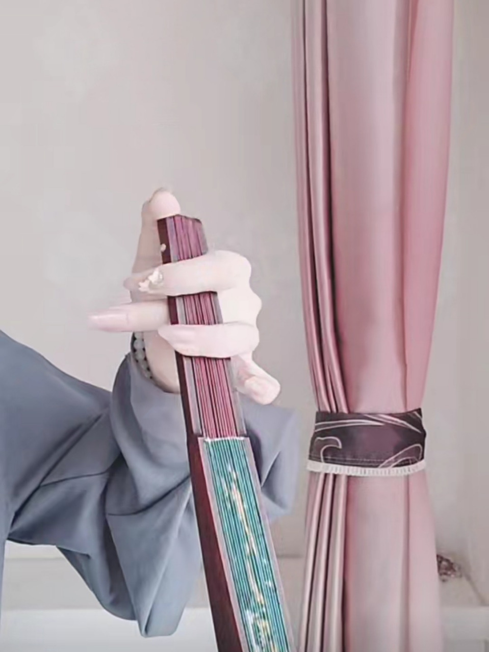 转扇子教程(四 ) 今天教大家两种不同的单手开扇 德云女孩