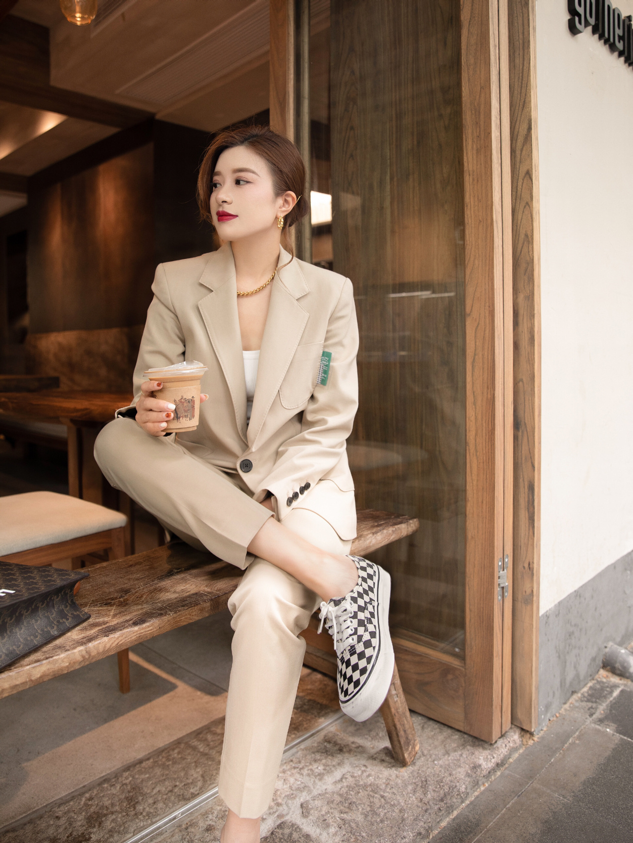 简约黑白配色与标志女士西装配平底鞋衣服浅棕色全套穿搭衣服鋪在地