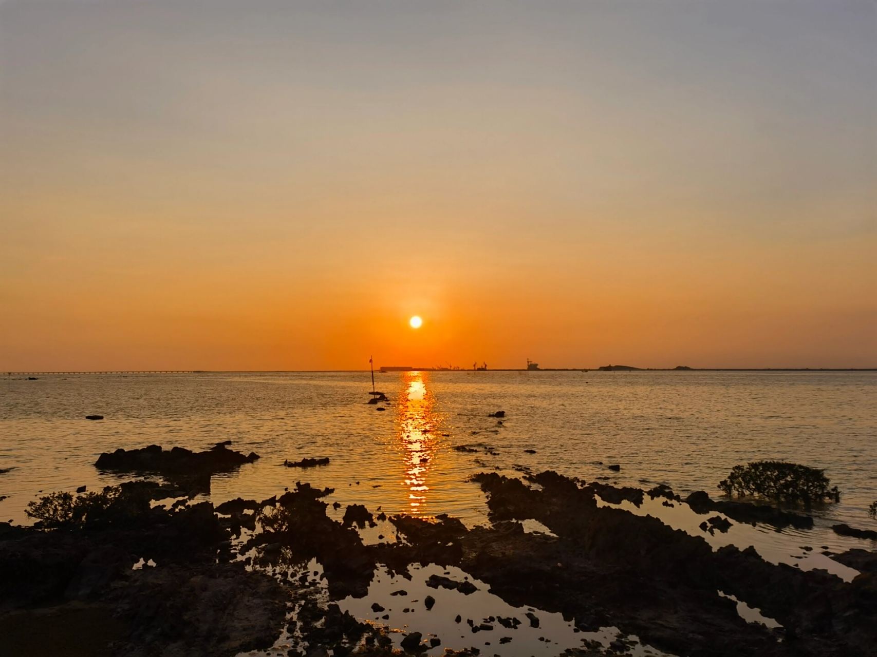 三娘湾风景区 96亮点特色: 三娘湾位于中国广西钦州市钦南区犀牛脚