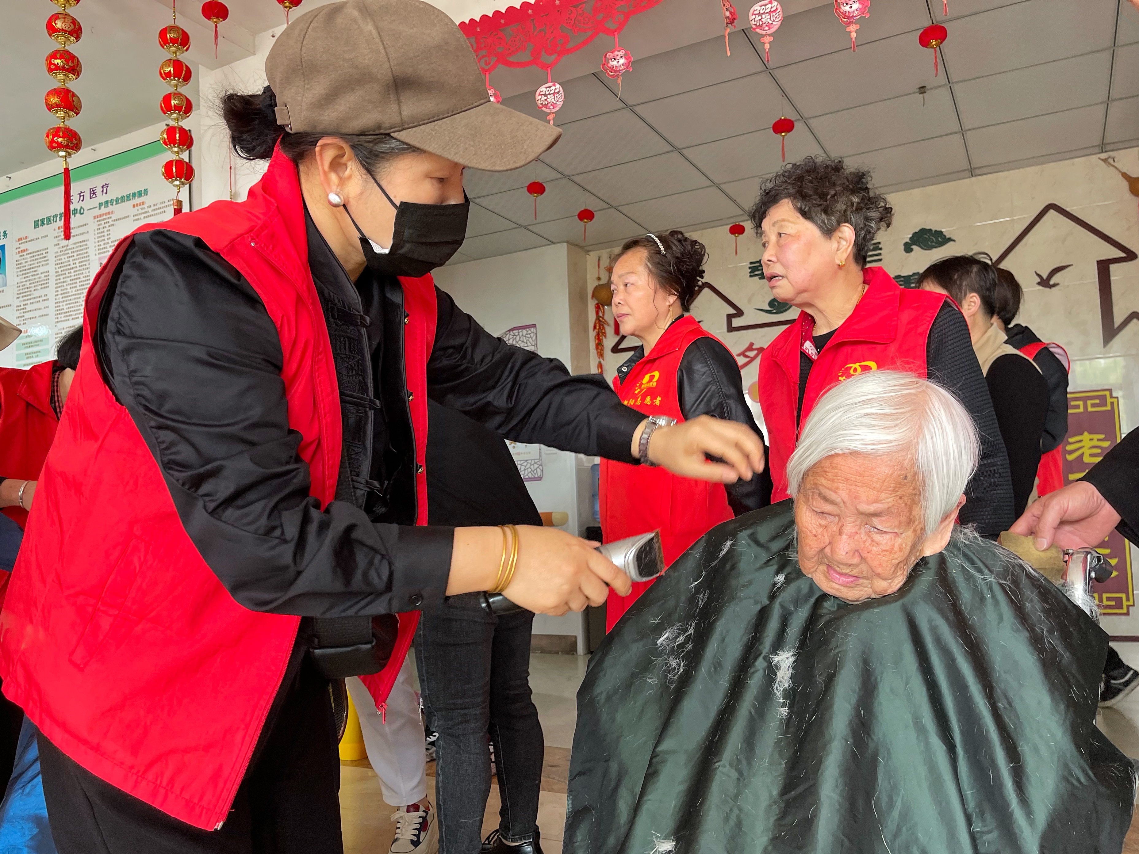 为进一步弘扬无私奉献志愿服务精神,传播志愿服务理念,让养老院的老人