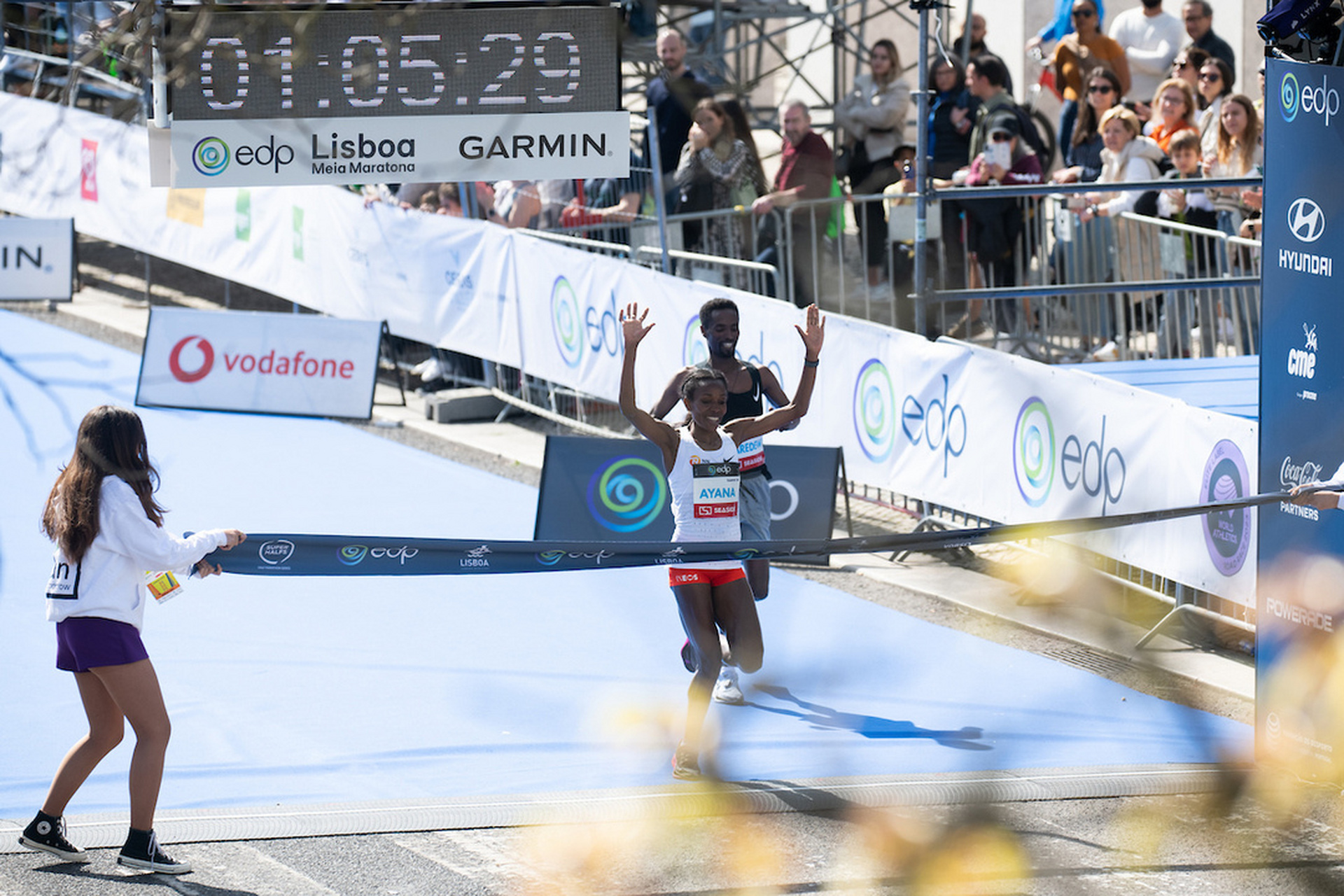 3月12日,奥运会万米金牌得主阿亚娜(almaz ayana )以1:05:30 轻松赢得